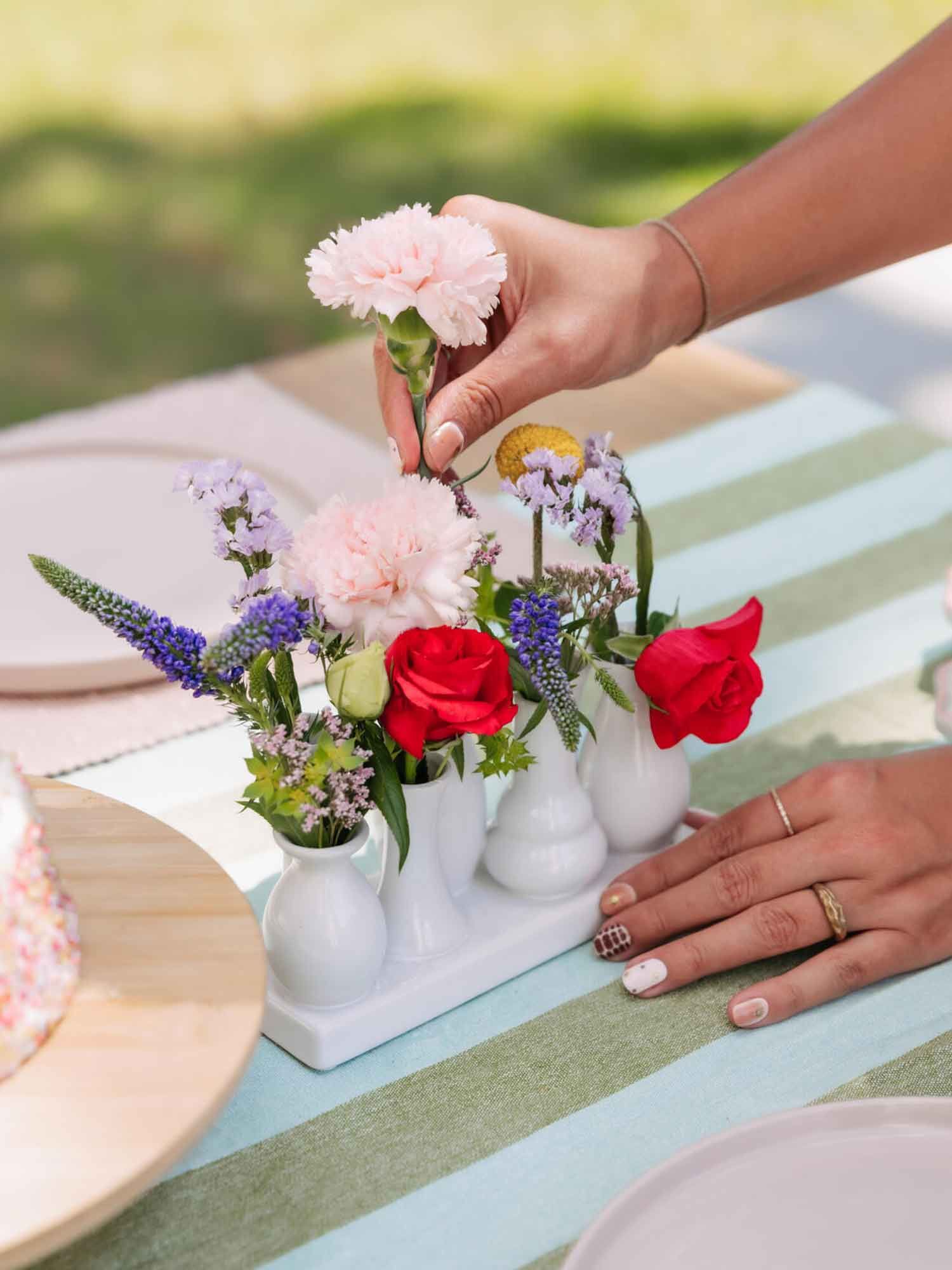 Blumenarrangement, Mini- Vase, pinke Nelke, rote Rose, Tischtisch-Dekoration