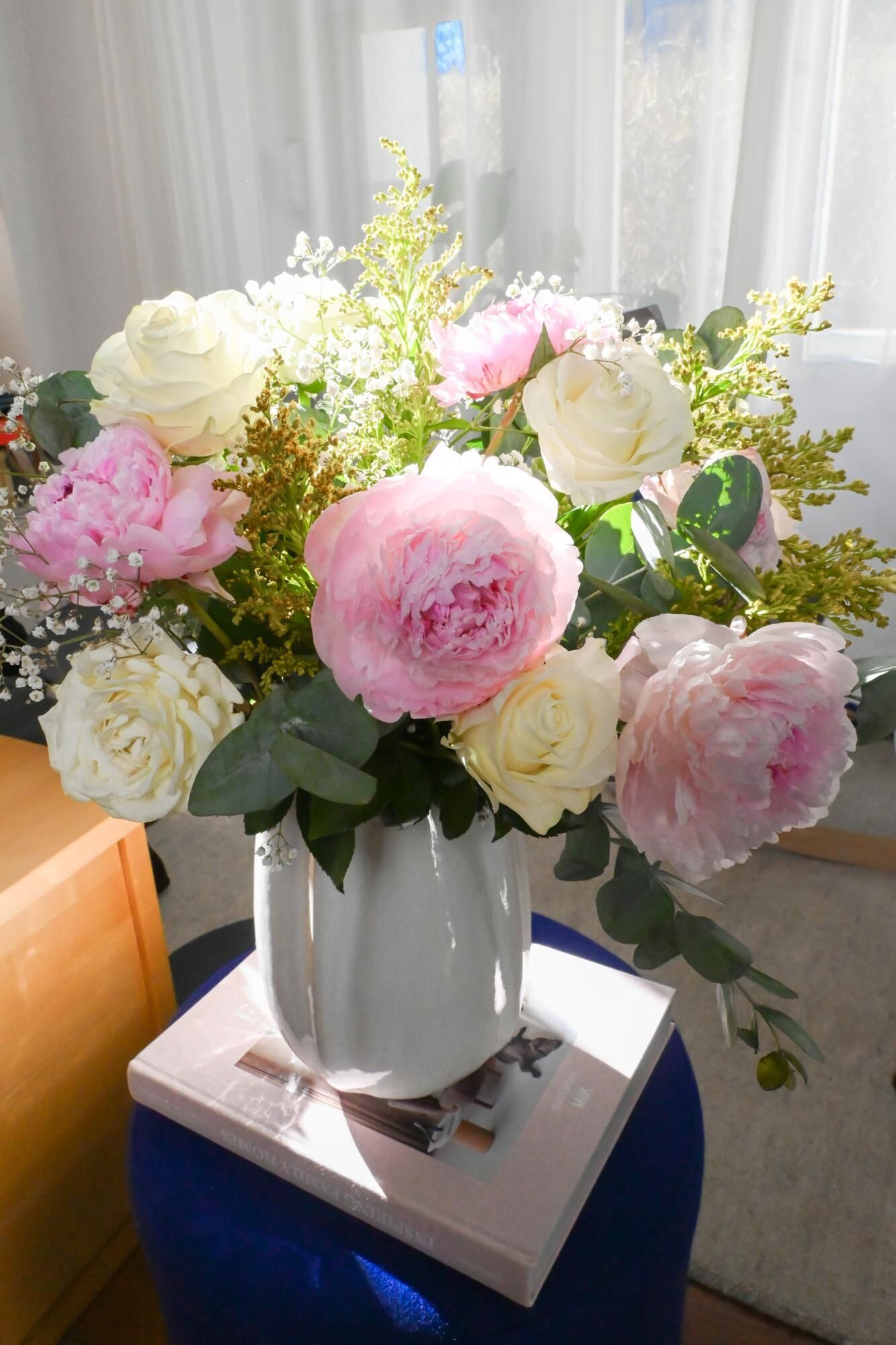 Blumenstrauß, Pfingstrosen, Rosen, weiß pink, Glasvase