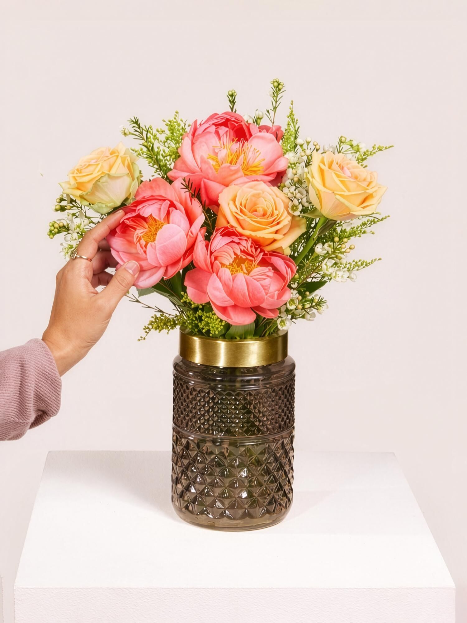 Blumenbouquet, rosa Blüten, Pfirsichfarbene Rosen, Glasvase, Handarrangement