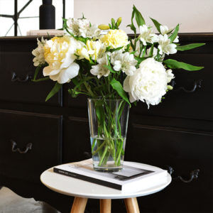 Pfingstrosen, Freesien, Nelken und Inkalilien