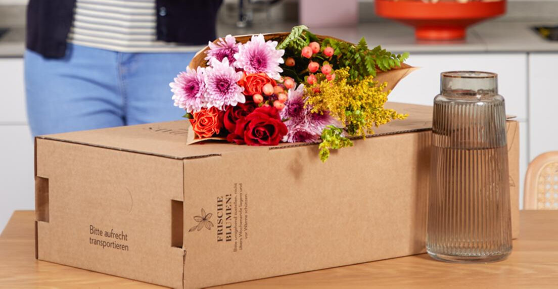 Blumenstrauß, Kartonbox, Verpackungsbox, Glaskaraffe, Tischdekoration