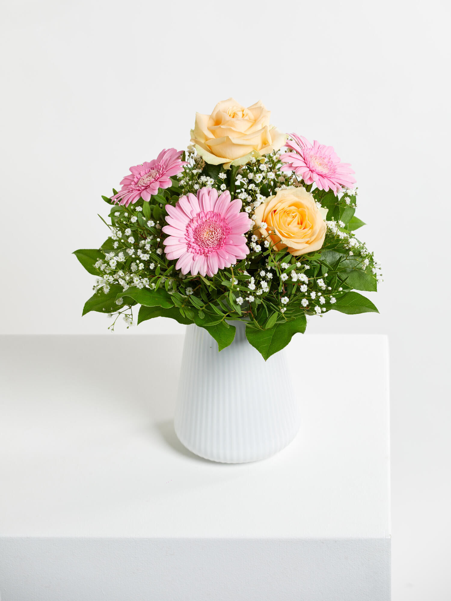 Blumenstrauß, Blumen, pink Gerbera, Pfirsichrosen, weiße Vase