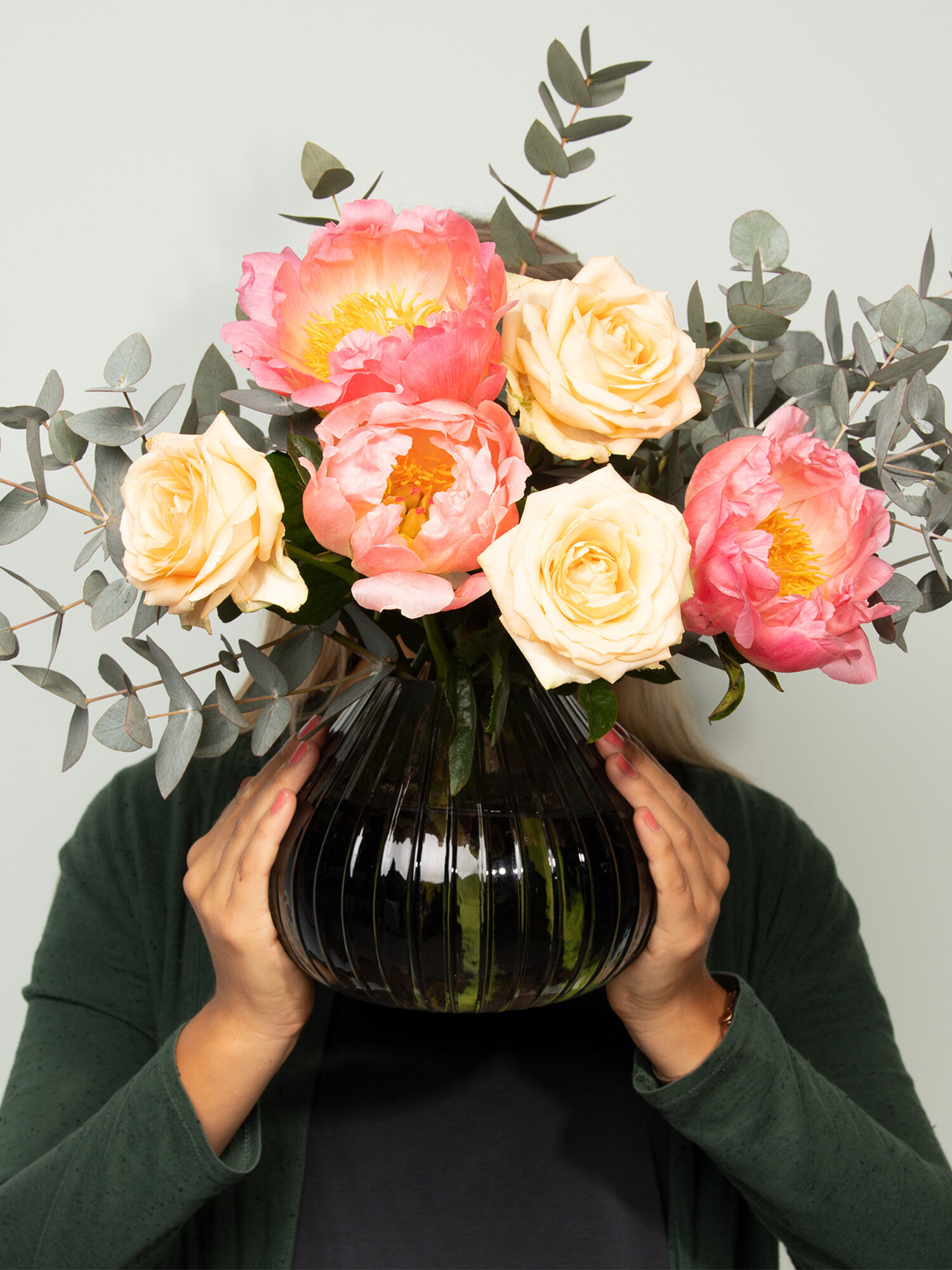 Blumenbouquet, Pfingstrose, Rosen, Eukalyptus, Glasvase