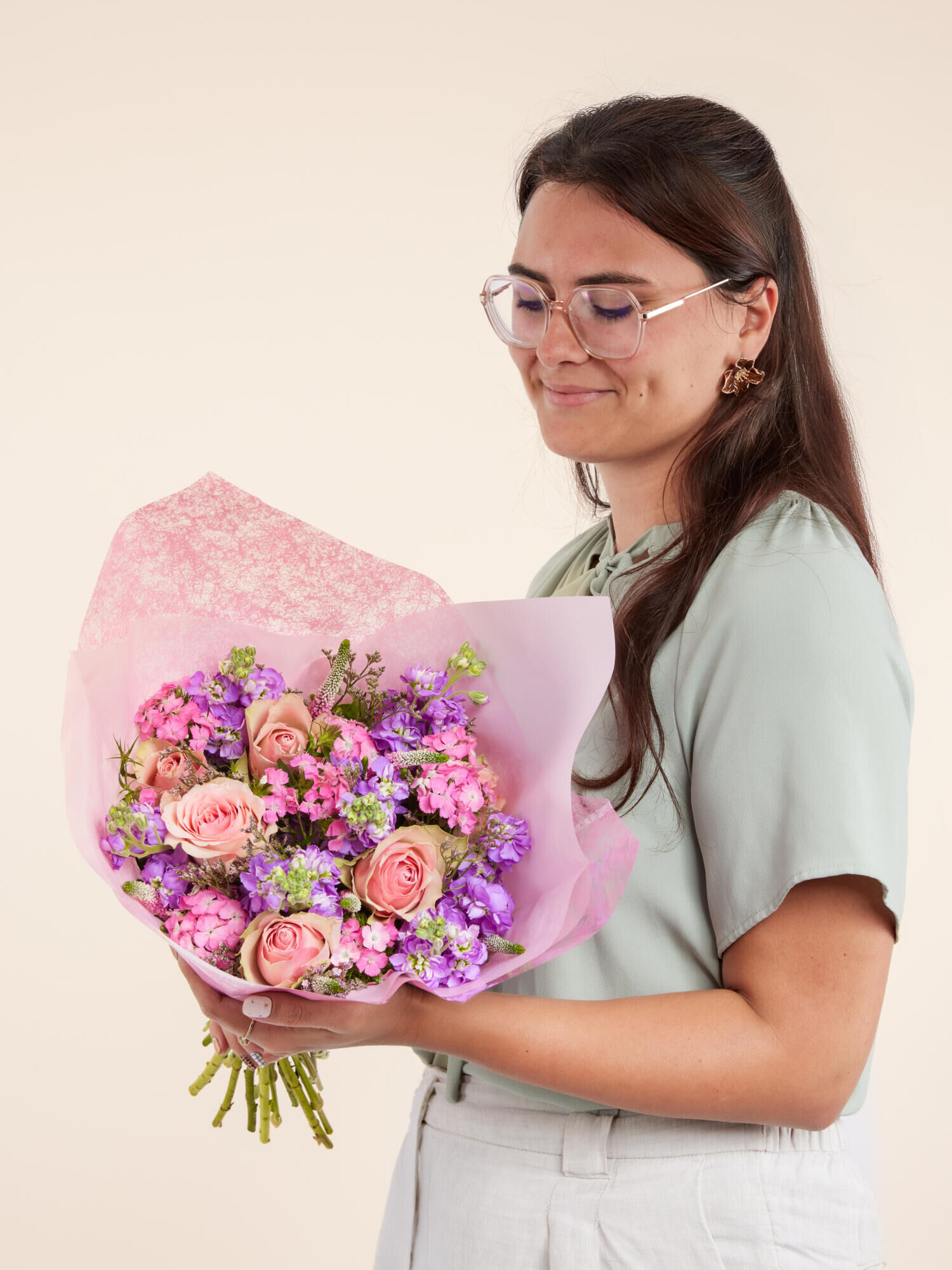 Blumenstrauß, rosa Rosen, violette/ gemischte Blumen, Bouquet-Verpackung, sanfte Pastellfarben