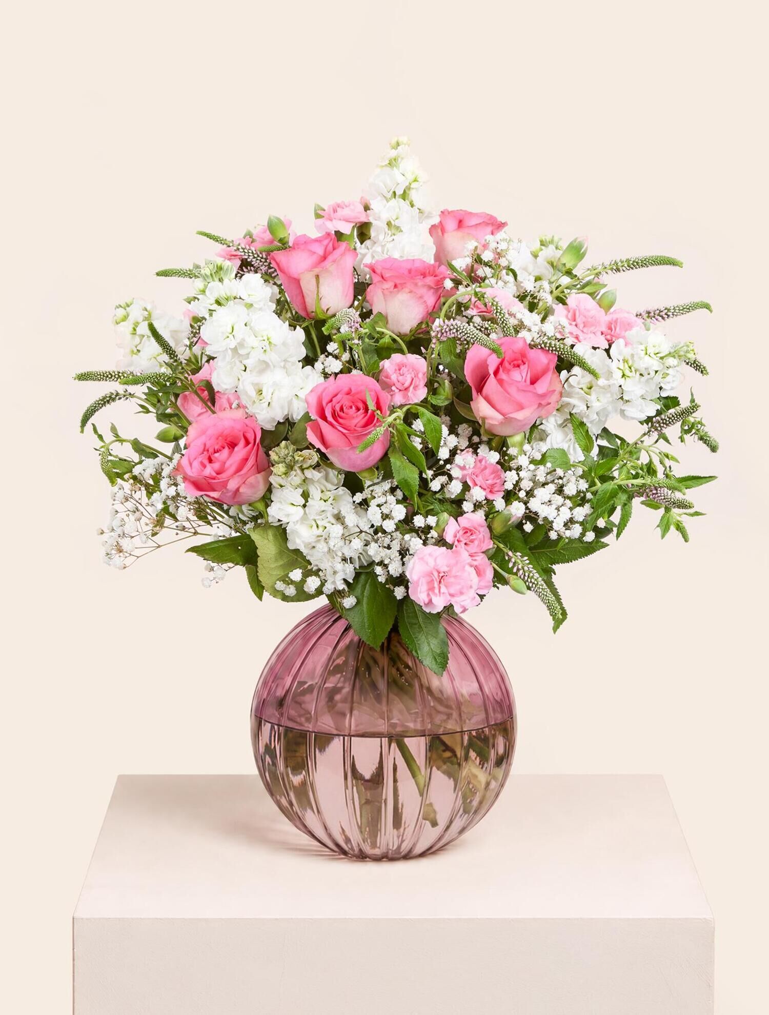 Blumenstrauß, rosa Rosen, Blumenmix, Glasvase, violette Blüten, Blumenstrauß, rosa Rosen, weiße Blumen, Glasvase, geriffelte Vase