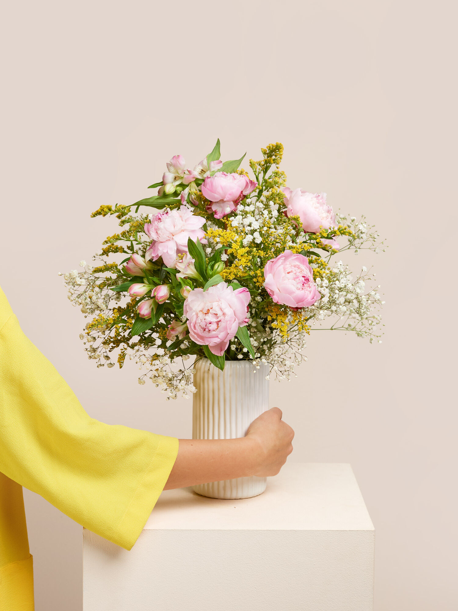 Blumenstrauß, rosa Pfingstrosen, Florales Arrangement, Vase, gelbe Akzente