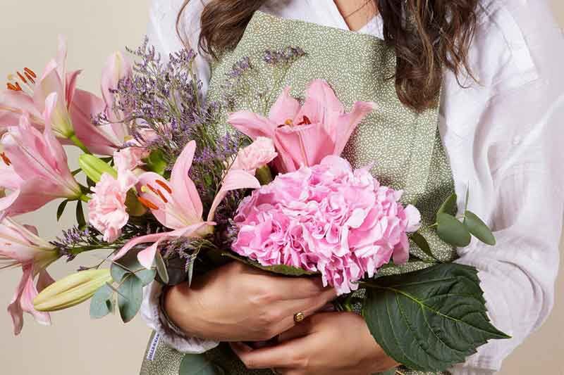 Blumenstrauß, rosa Blumen, Hydrangea, Lilien, grüne Schürze