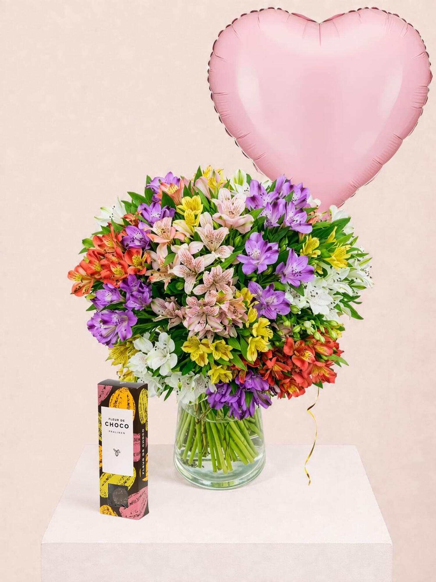 Blumenstrauß, Lilien, bunte Blumen, Glassvase, Herz-Luftballon