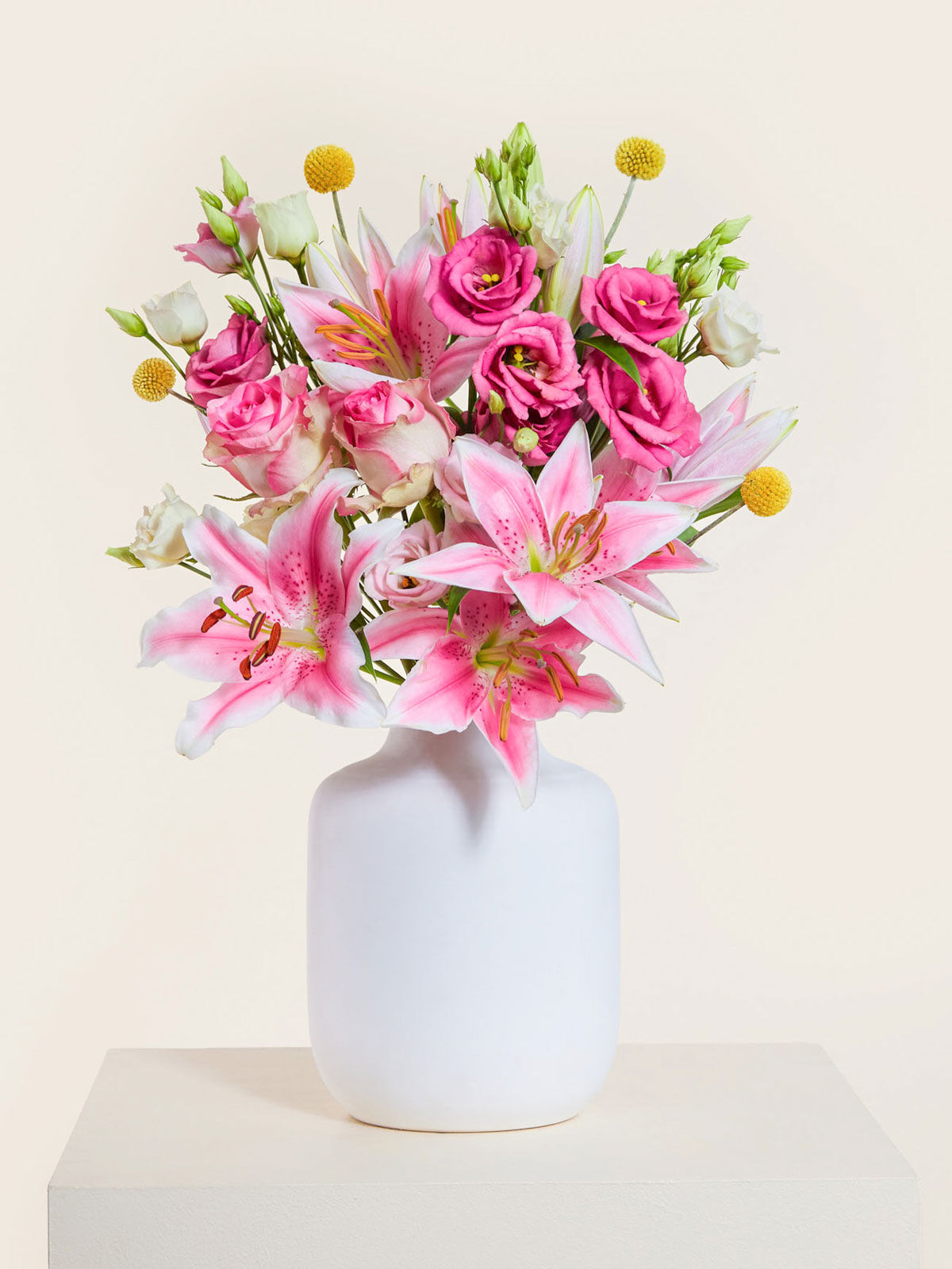 Happy Birthday Rosafarbene Lilien und Eustoma in weißer Keramikvase