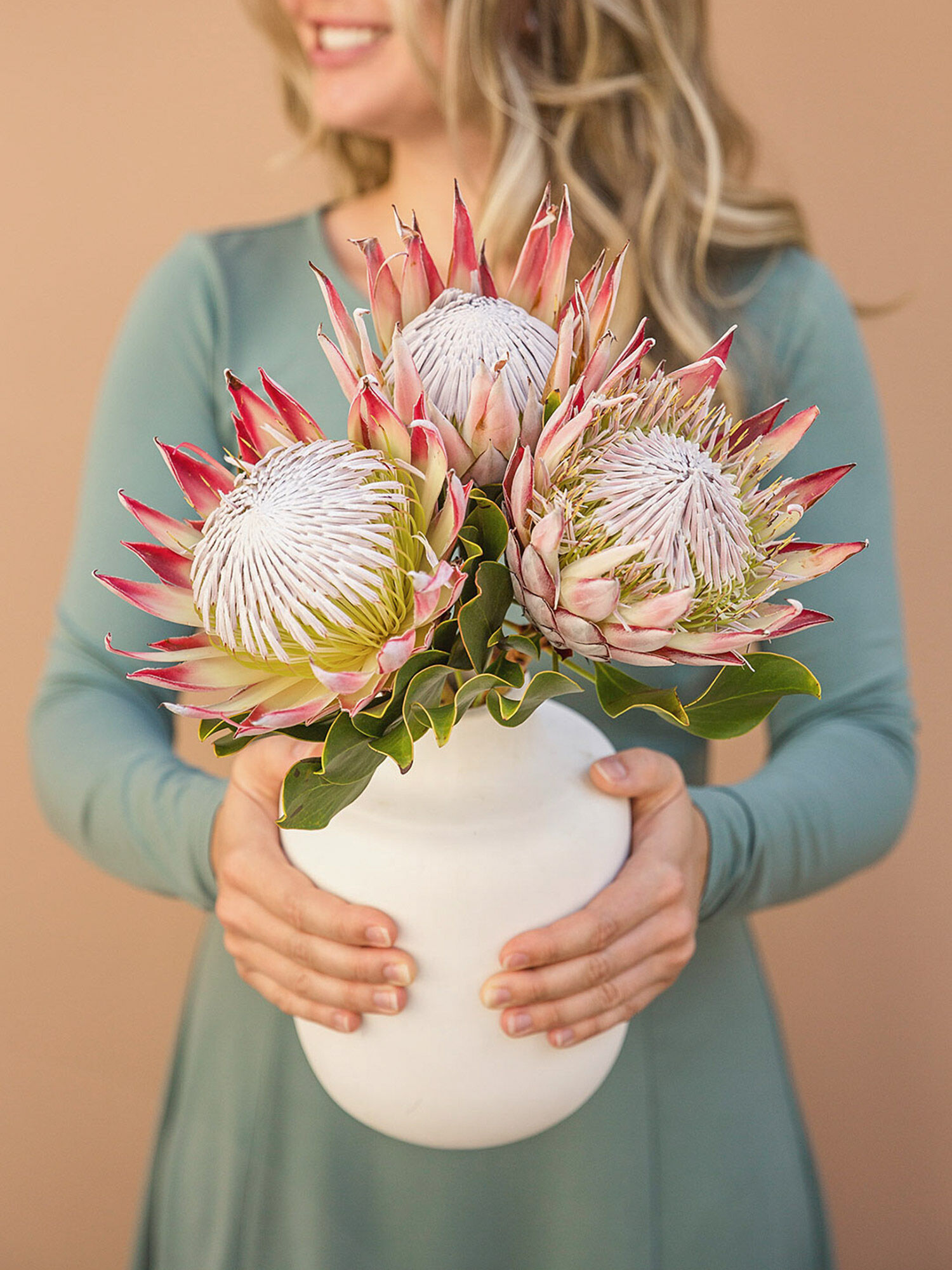 Blume, Blumen-Arrangement, Blumenstrauß, Person, Ikebana