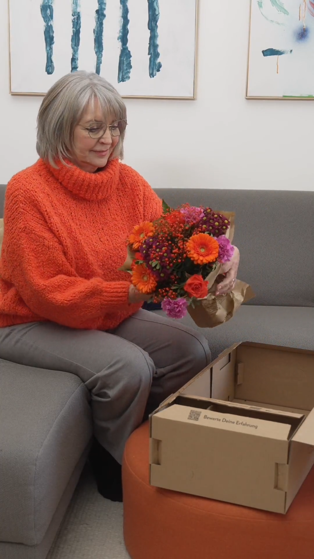 Superheldin Blumen-Arrangement, Topfpflanze, Couch, Blumenstrauß, Wohnzimmer