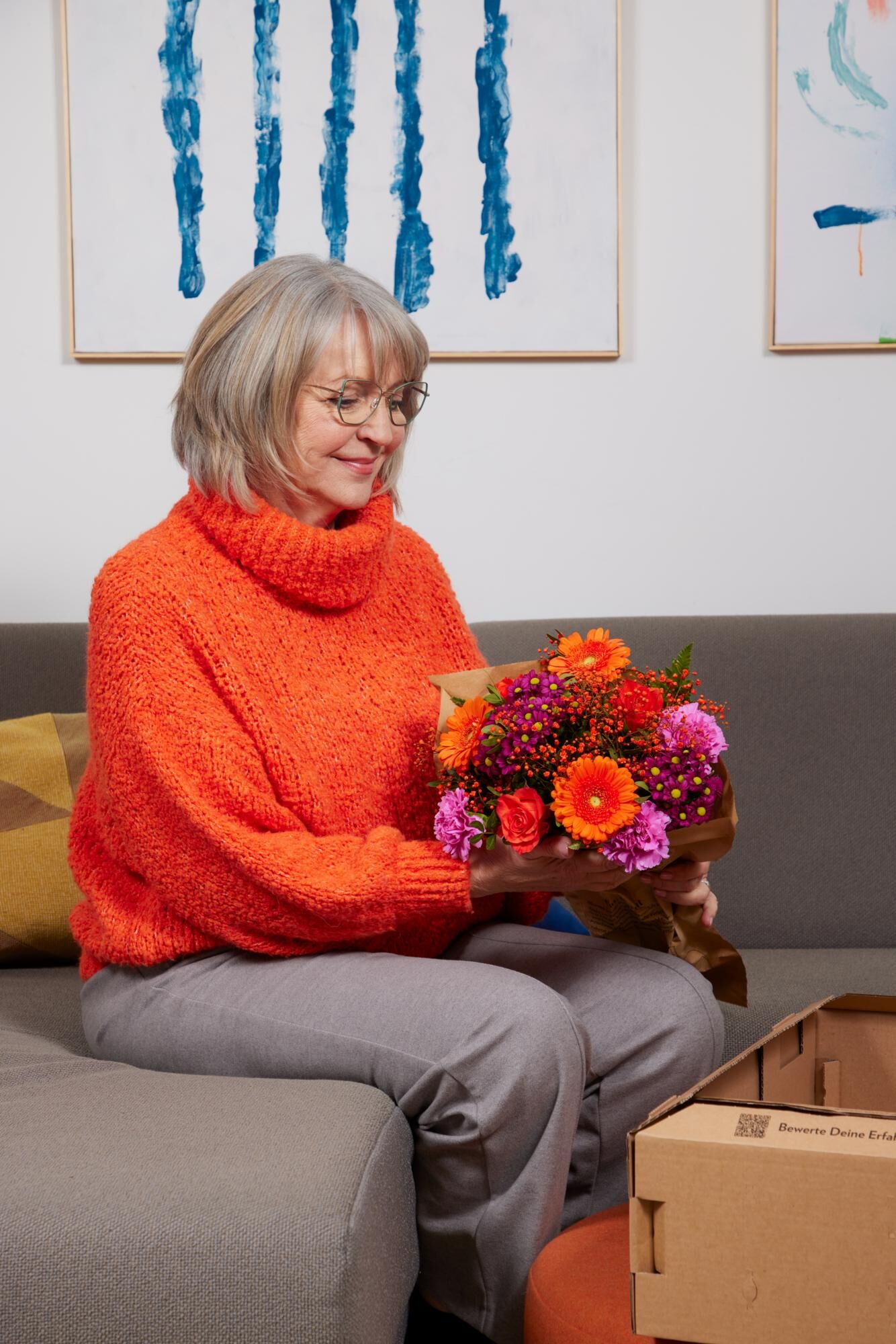 Blumenstrauß, Blumenbukett, orangefarbener Pullover, Brille, ältere Frau