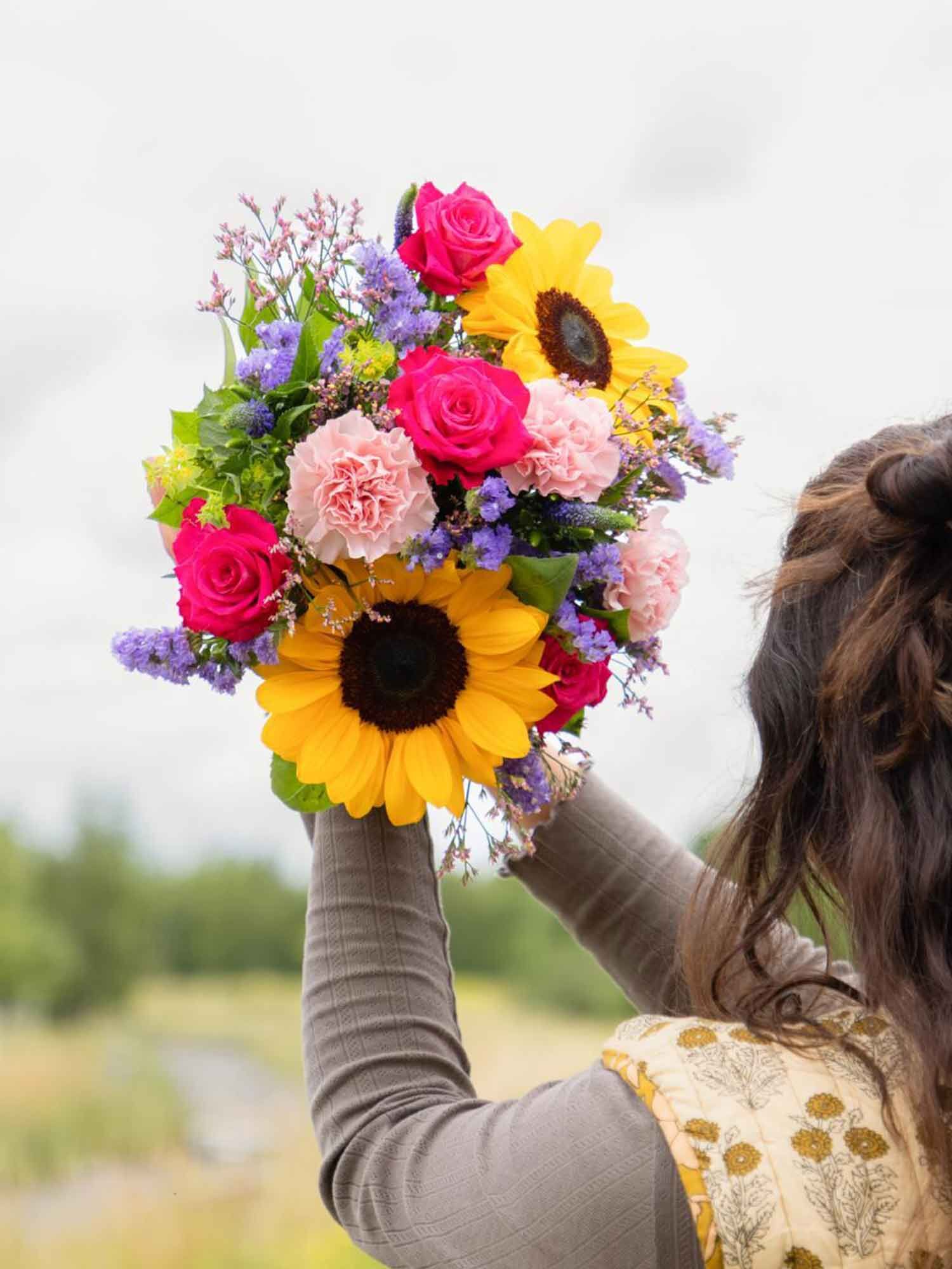 Blumenstrauß, Sonnenblumen, rosafarbene Rosen, Nelken, Wiesenblumen