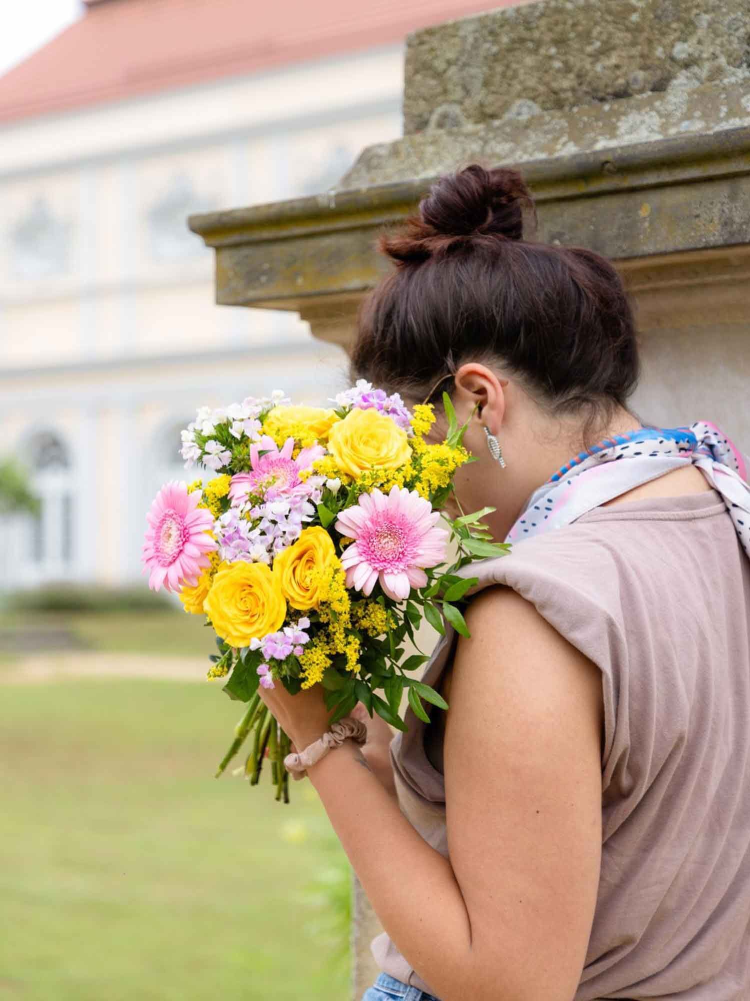 Blumenstrauß, gelbe Rosen, rosa Gerbera, Sommerstrauß, hellrosa Bluse