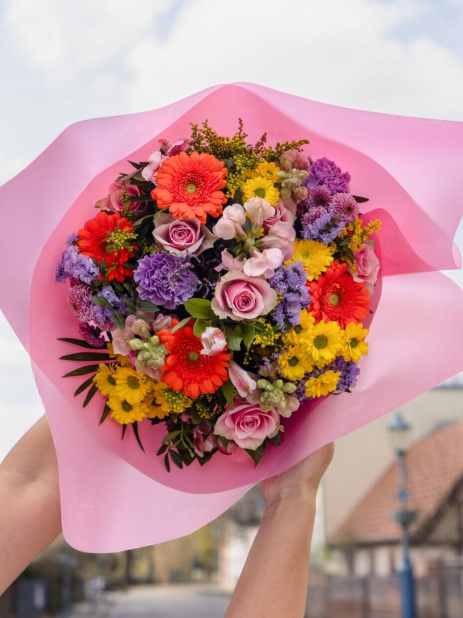 Blumenstrauß, Blumen, pinkes Verpackungspapier, bunte Mischung, Rosen