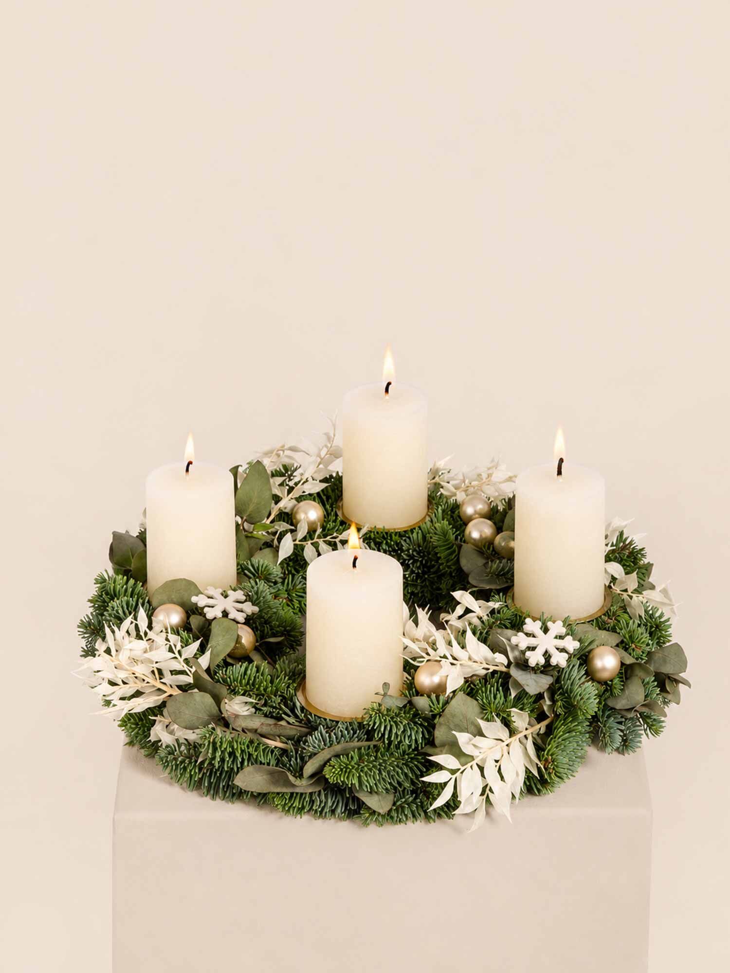 Adventskranz, Vier Kerzen, Tannengrün, Goldene Kugeln, Weiße Schneeflocken