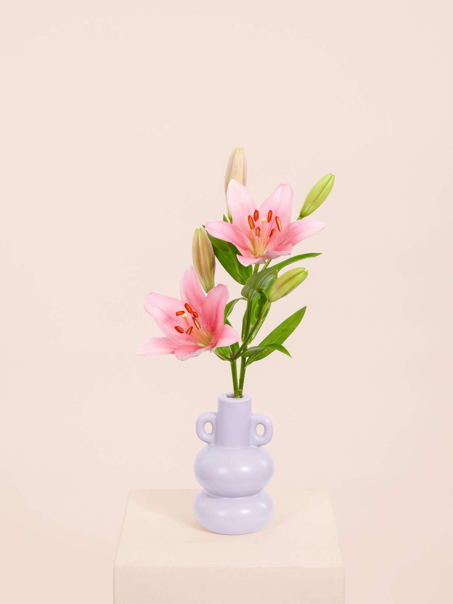 Keramikvase, Lavendel, Doppelgriffe, rosa Lilien, Blumenarrangement