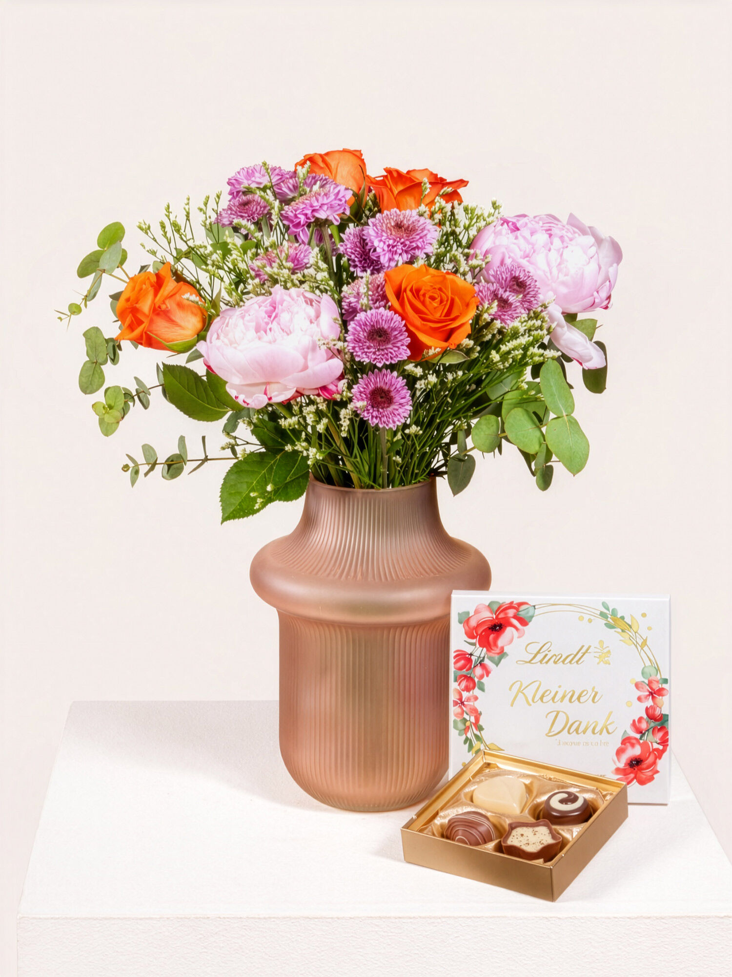 blumenstrauß, pinke pfingstrosen, orange rosen, lila nelken, vasen