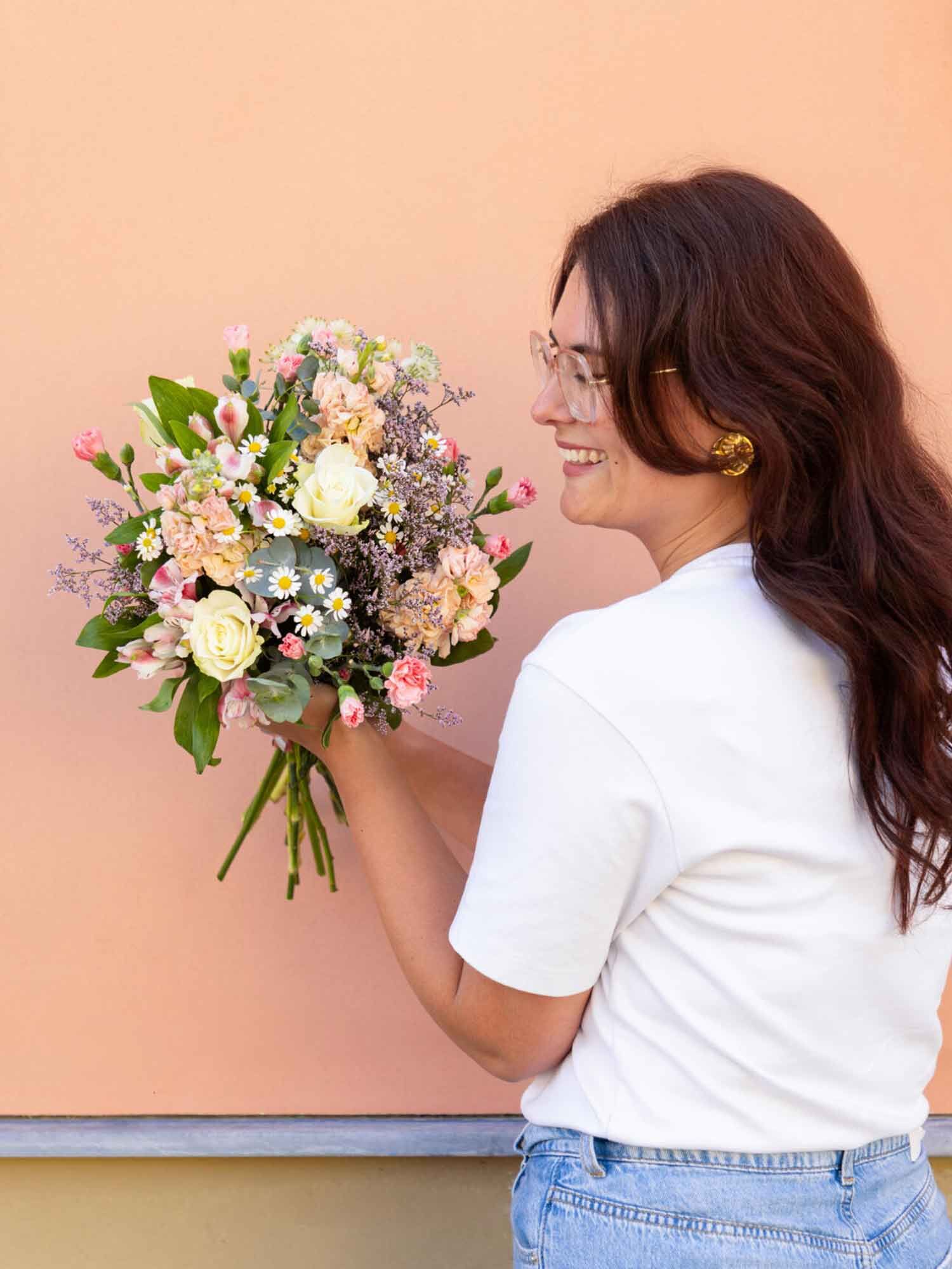 frau, blumenstrauß, blumen, in der hand, pinkweiß busch