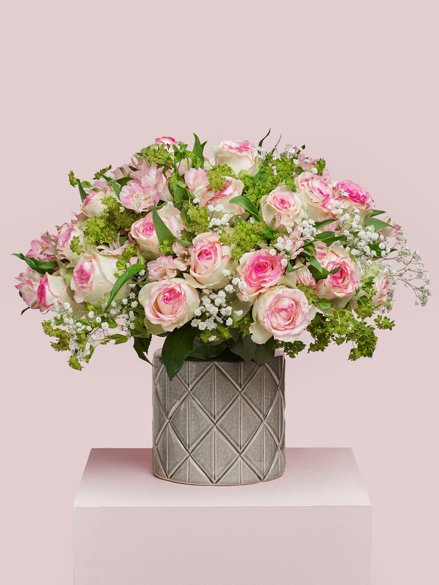 Heartsmile Ein großer Blumenstrauß bestehend aus weißen Fairtraderosen und Schleierkraut
