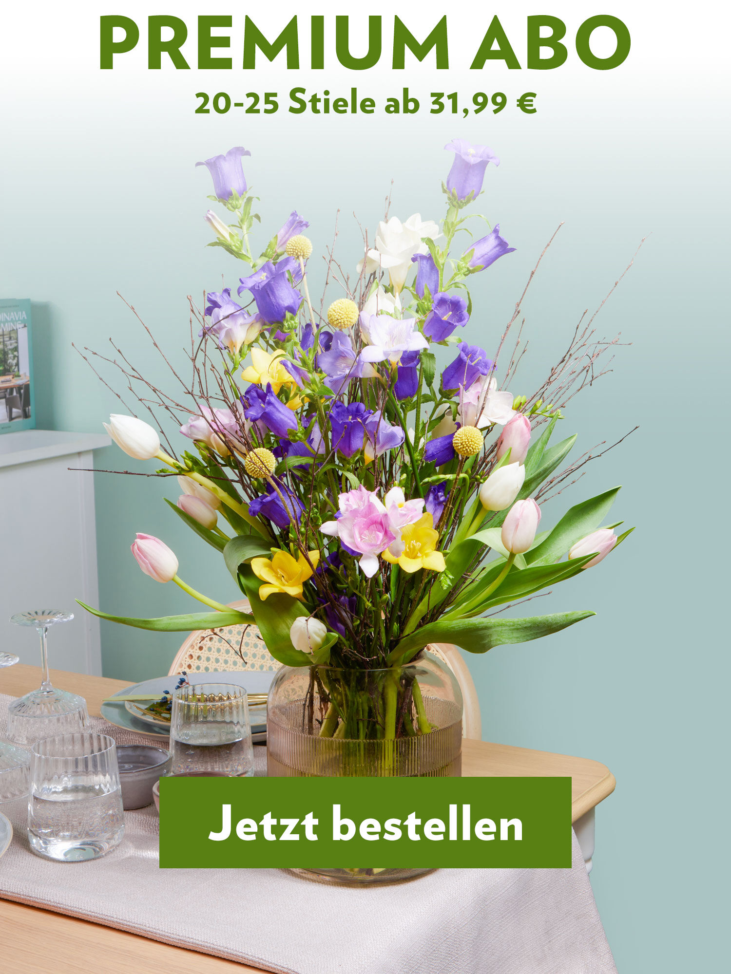 Blumenarrangement, Blumenstrauß, großer Strauß, Glasvase, Tischmitte