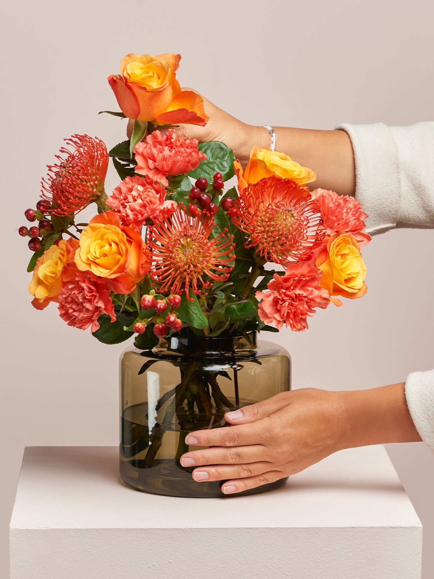 Blume, Blumen-Arrangement, Blumenstrauß, Rose, Krug
