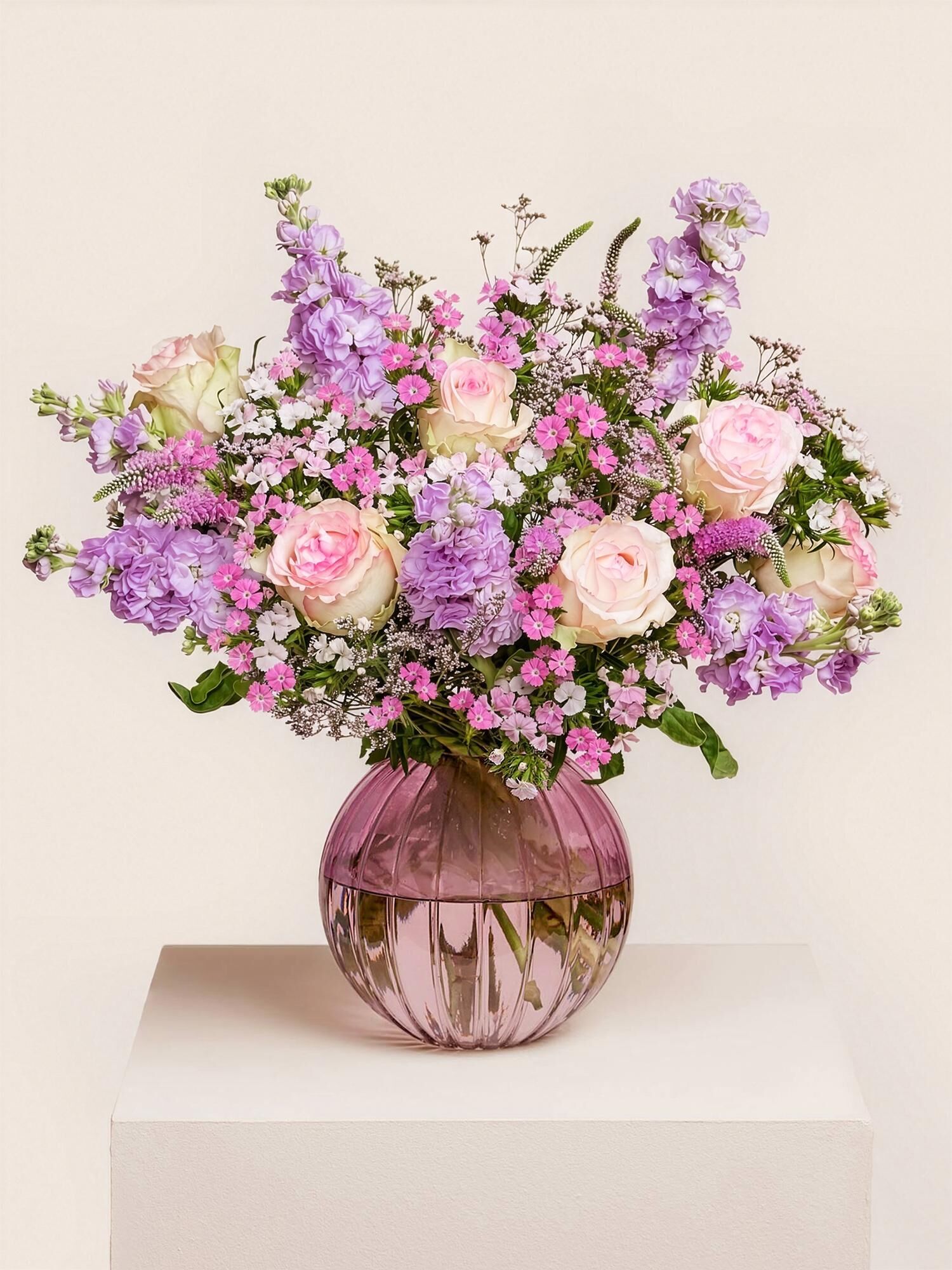 Blumenarrangement, rosa bouquet,  Rose, Lavendelblumen, Glasvase