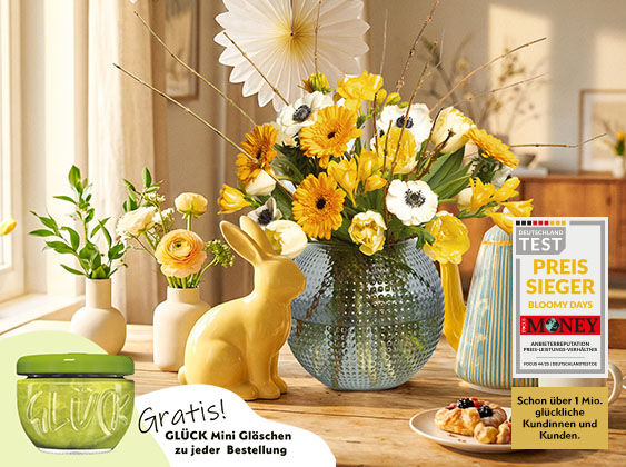 Blumenarrangement, gelbe Blumen, Vase, Tonfigur Hase, glänzende Vase