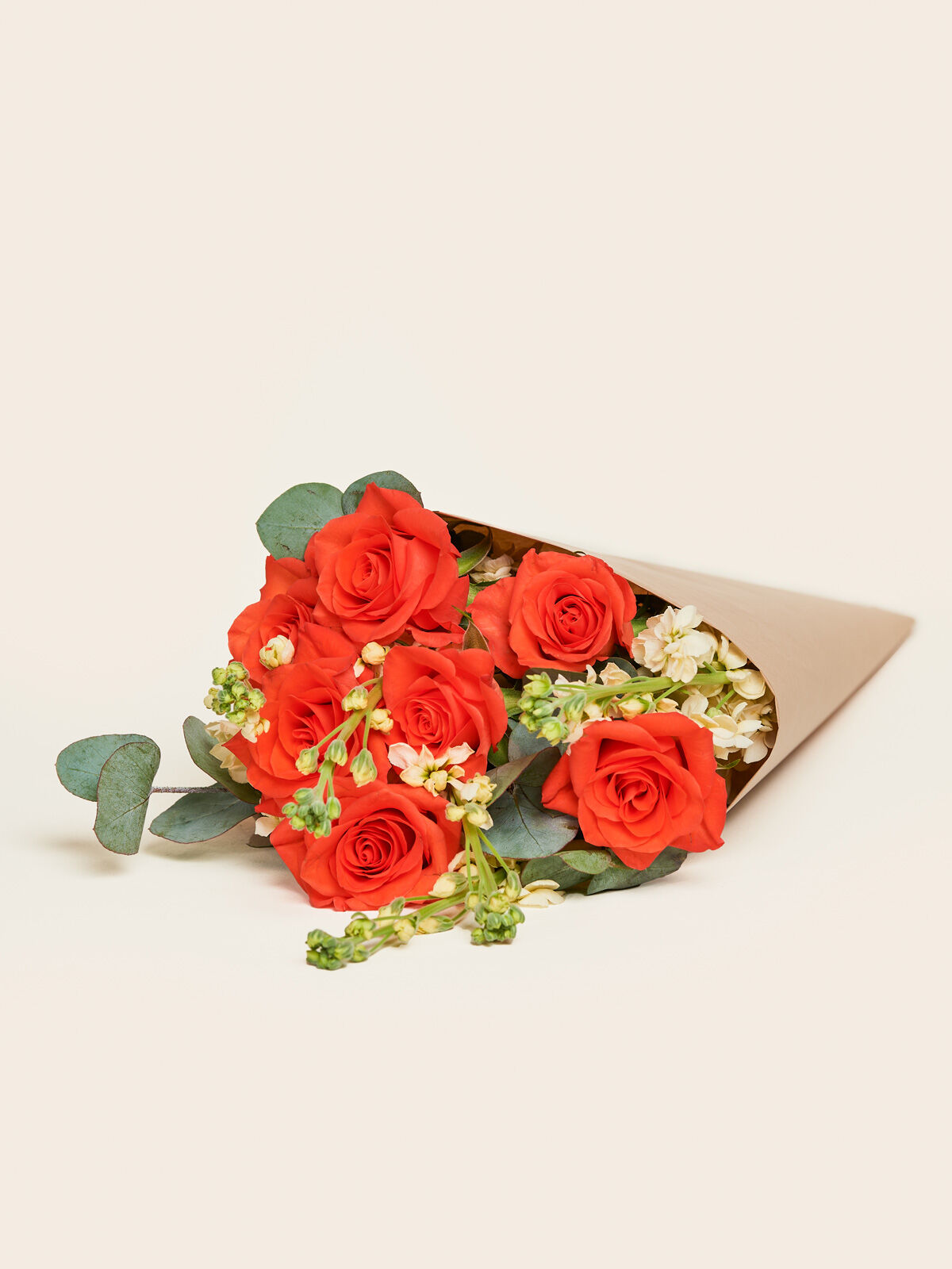 Orangefarbene Rosen mit Eukalyptus und weißen Levkojen im Sleeve
