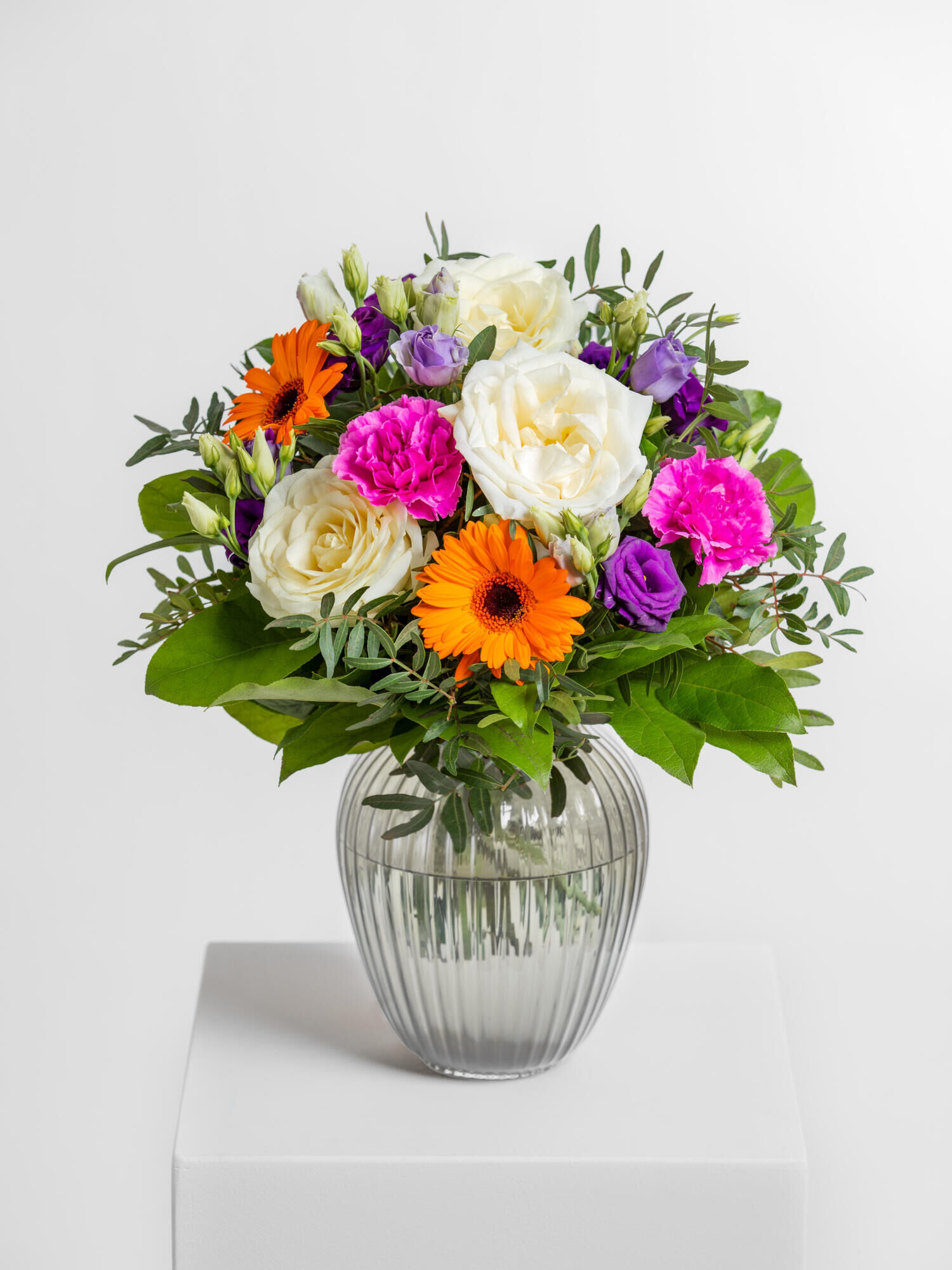 Blumen arrangement, Bouquet, Klare Vase, Weiße Rosen, Orange Gerbera, Lila Lisianthus, Grünem Laub