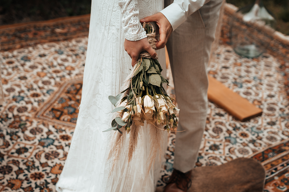 DIY-Brautstrauß mit weißen Rosen