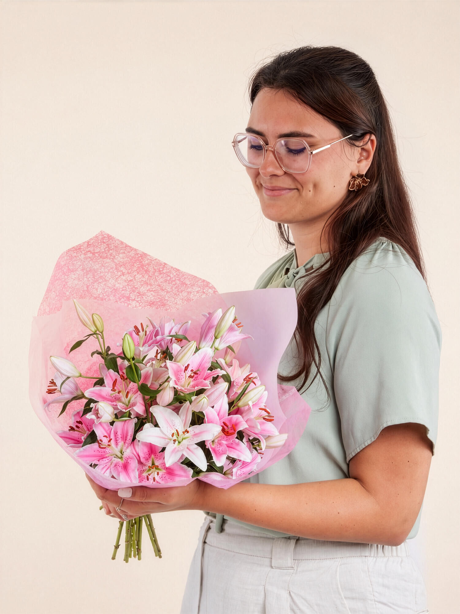 Blumenstrauß, rosa Lilien, Bouquet-Verpackung, Frau mit Blumenstrauß, Brille