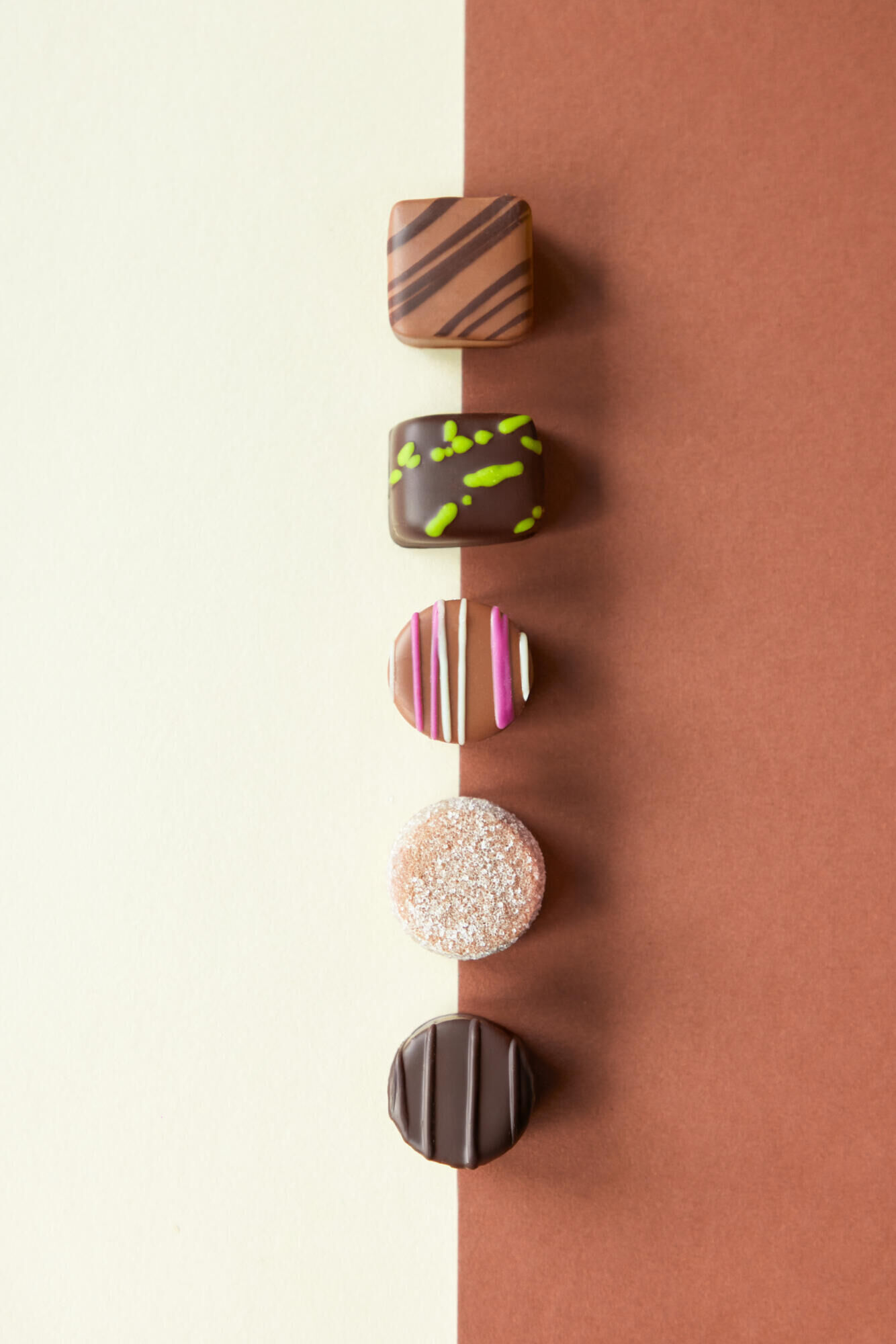 Schokolade, Sortierte Pralinen, Bonbons, quadratische Pralinen, mit Streifen/ Sprenkel