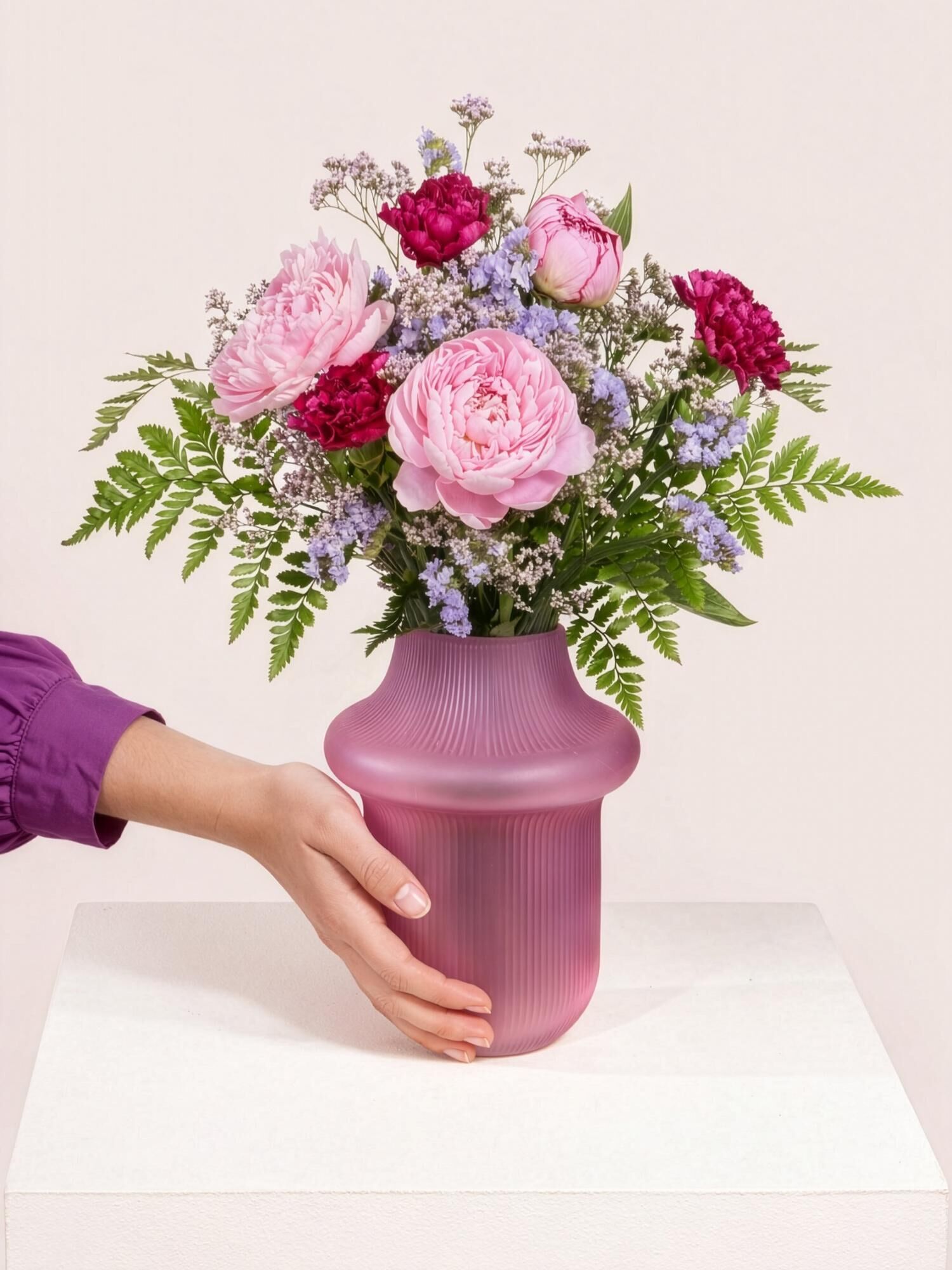Blumenstrauß, rosa Vase,  Pfingstrose?, Farne, lila Vase