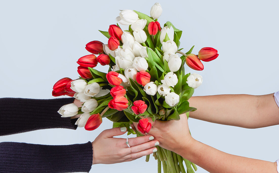 Blume, Blumen-Arrangement, Blumenstrauß, Rose, Person