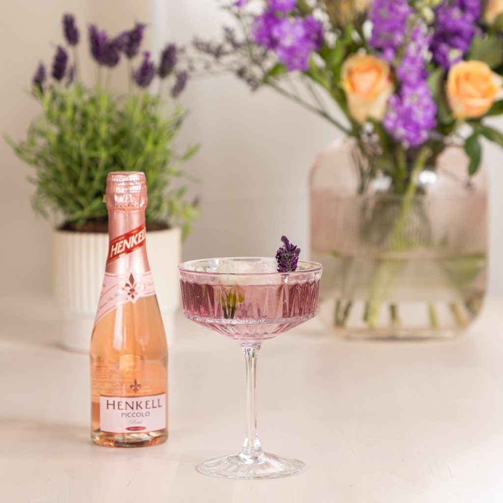 Sekt mit Lavendel