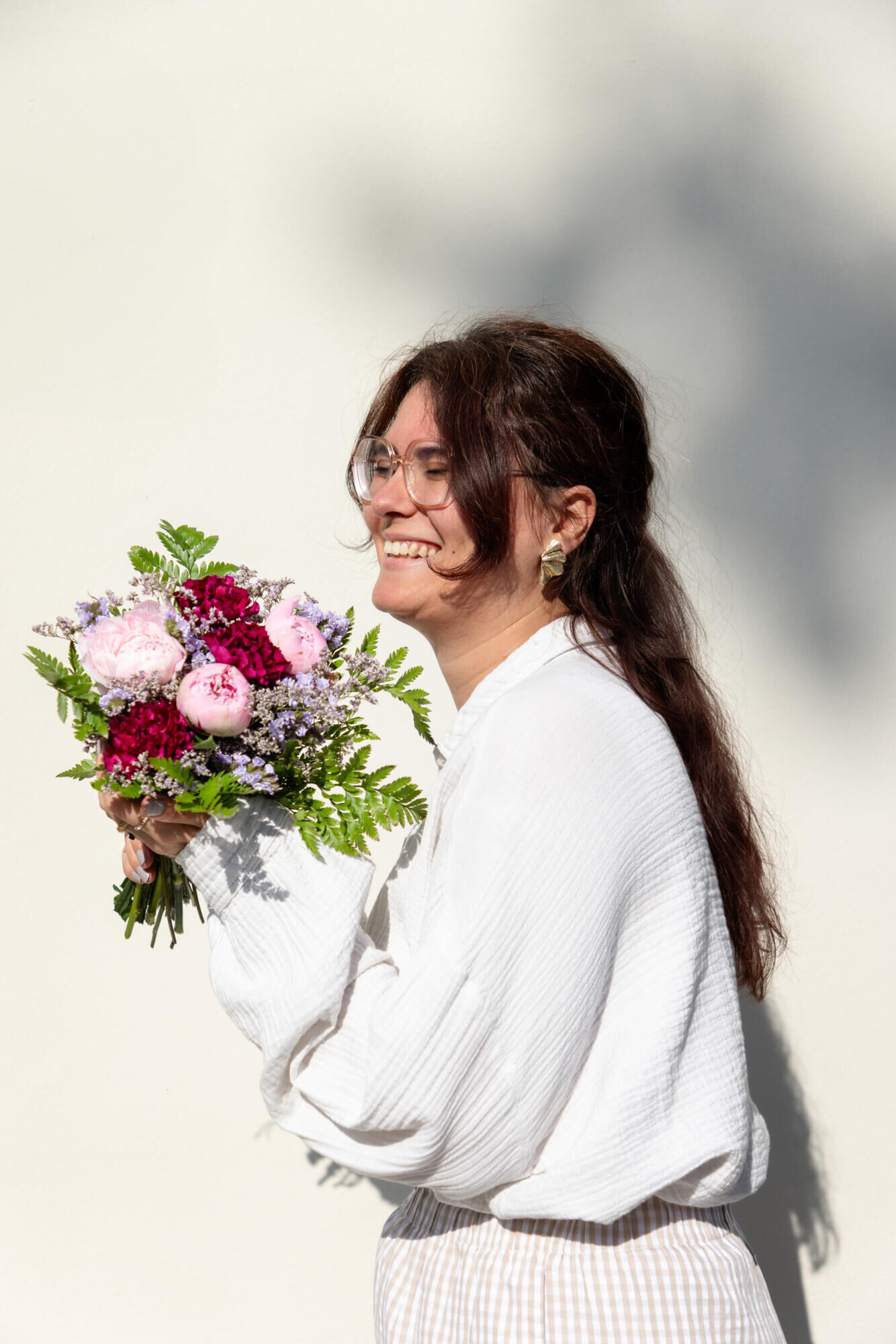 blumenstrauß, bouquet, pfingstrosen, farn, brille