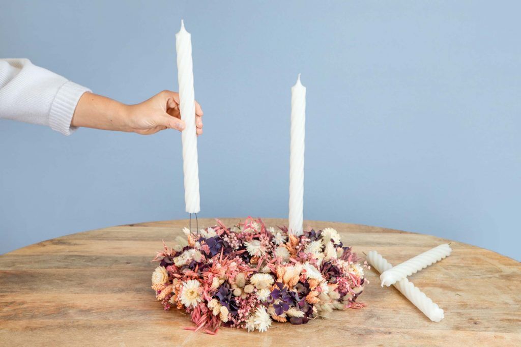 Adventskerzen anbringen