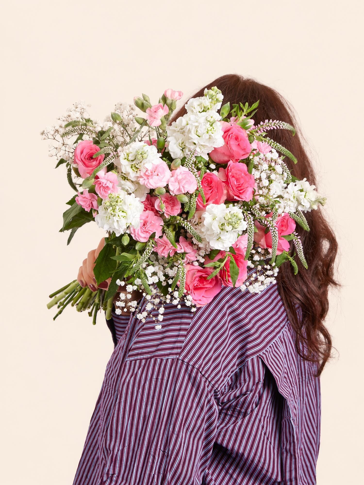 Blumenstrauß, Rosa Rosen, Blumenmix, Frische Schnittblumen, Lila Blüten, Blumenstrauß, rosa Rosen, weiße Blumen, Blumenmix, grünes Laub