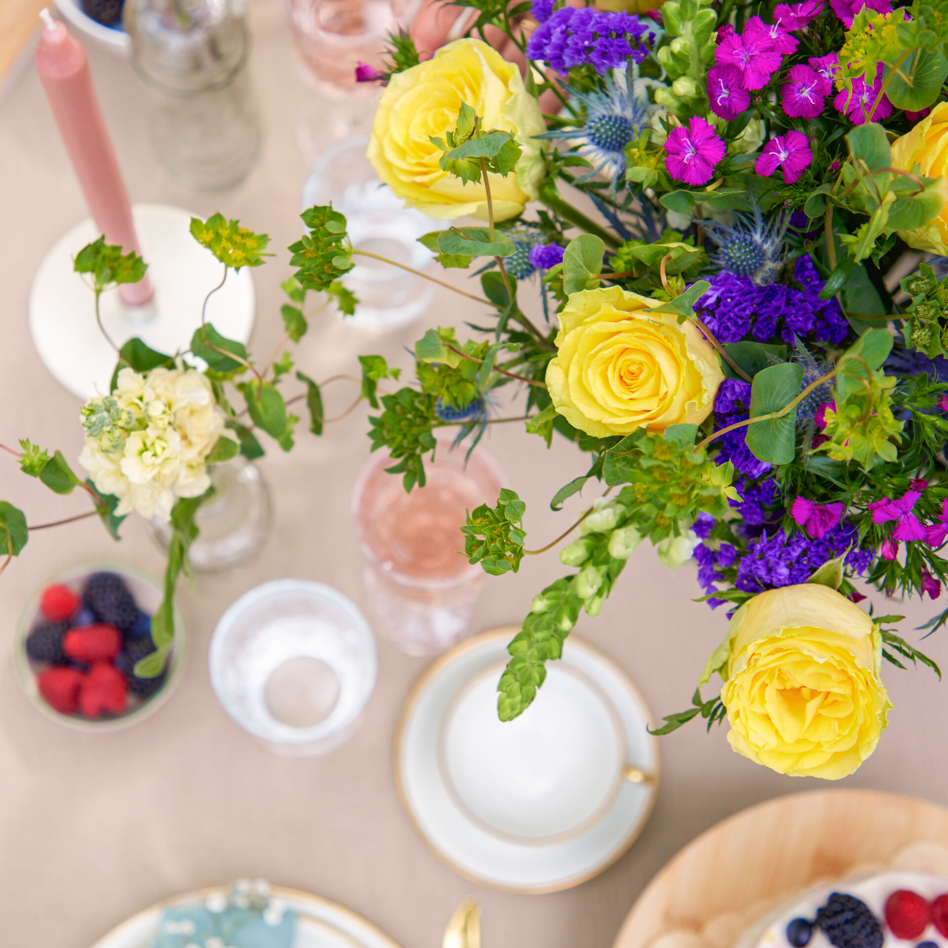 Blume, Blumen-Arrangement, Blumenstrauß, Rose, Teller
