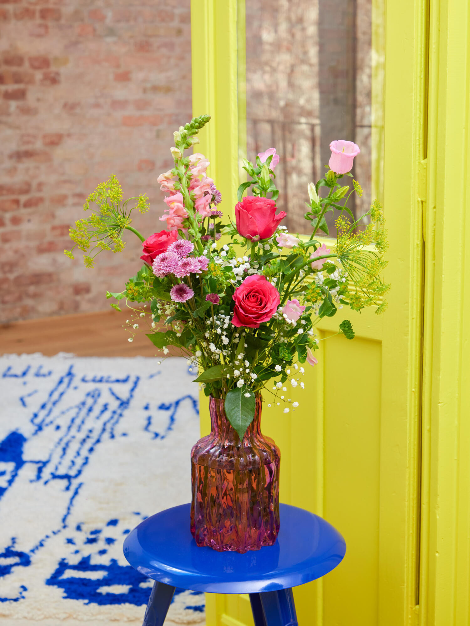 Blumenarrangement, Bouquet, Pinkrosen, Vasen aus Glas, Gelbe Tür