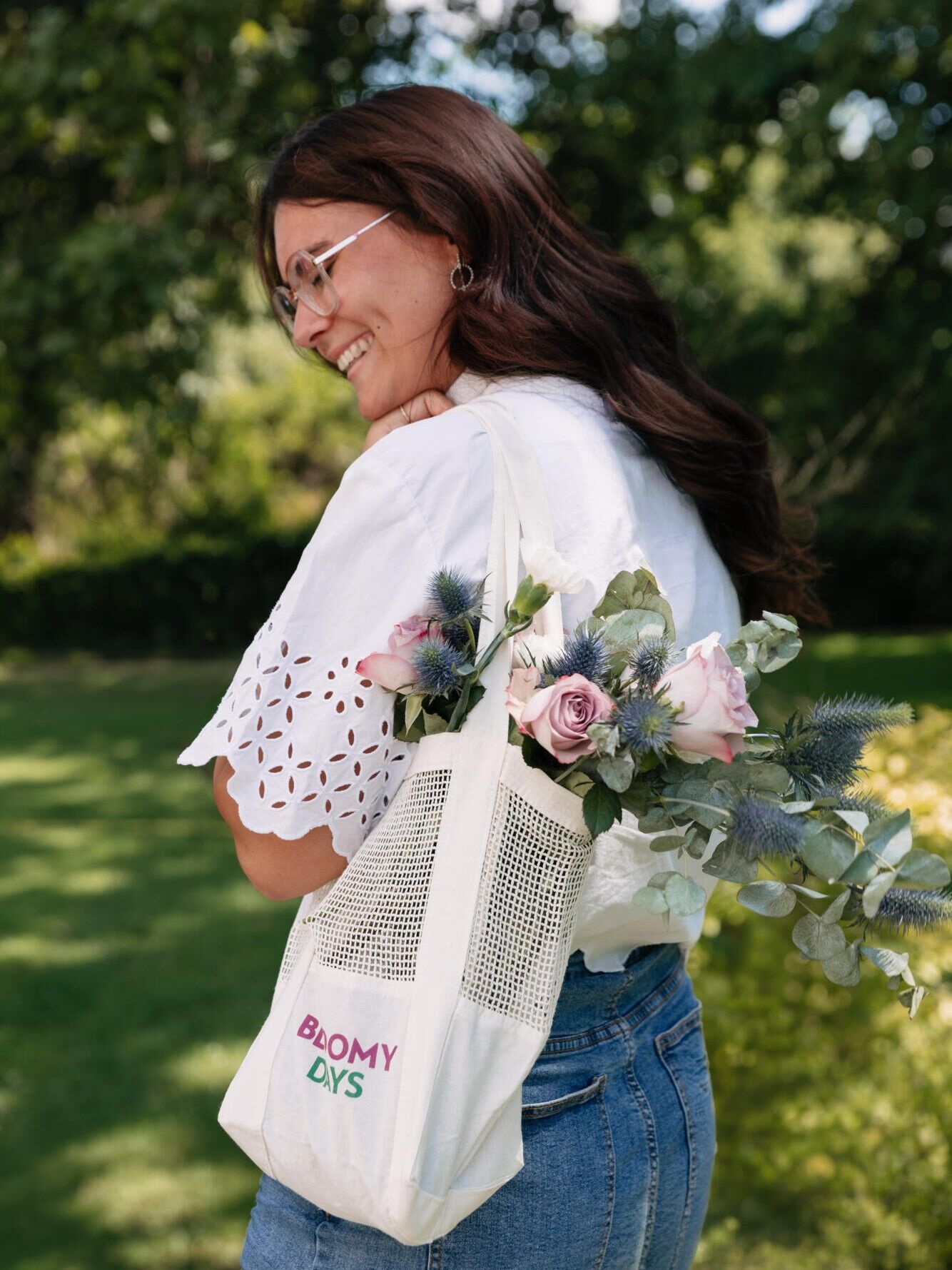 Umhängetasche, Netztasche, Blumen, rosa roses, sonniger Tag, Tüten Tragetasche, Mesh-Tasche, Blumenstrauß, Blumen, rosa Rosen, blaue Disteln, Jeansshorts, weißes Bluse, Brille, Ohrringe