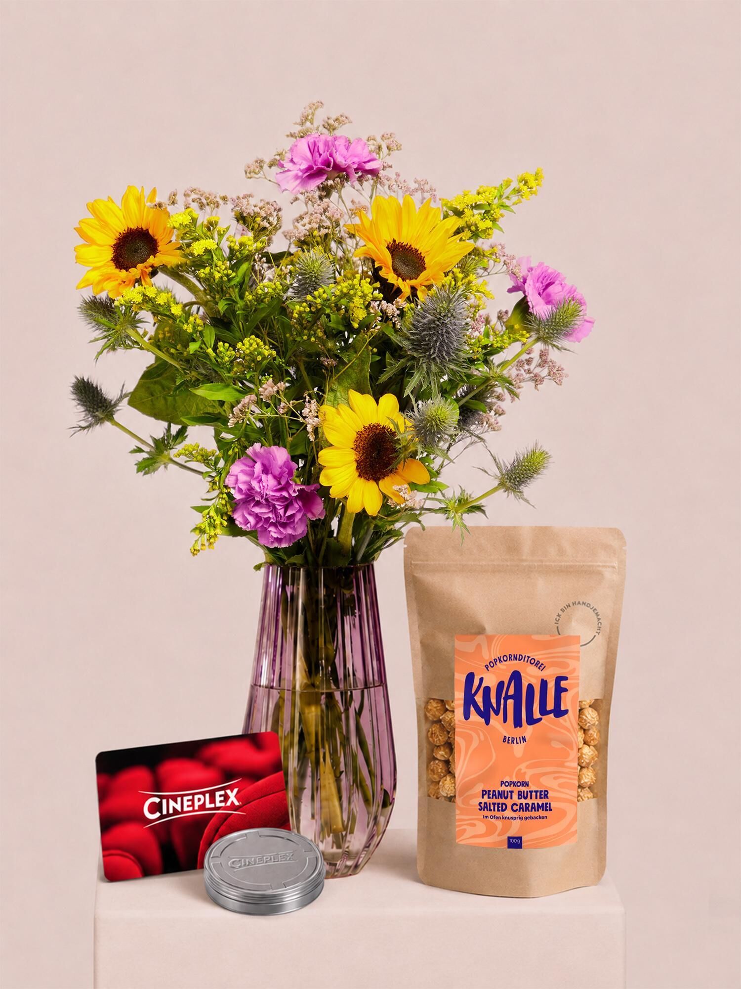 Blumenstrauß, Sonnenblumen, rosa Blüten, grünes Laub, Vase