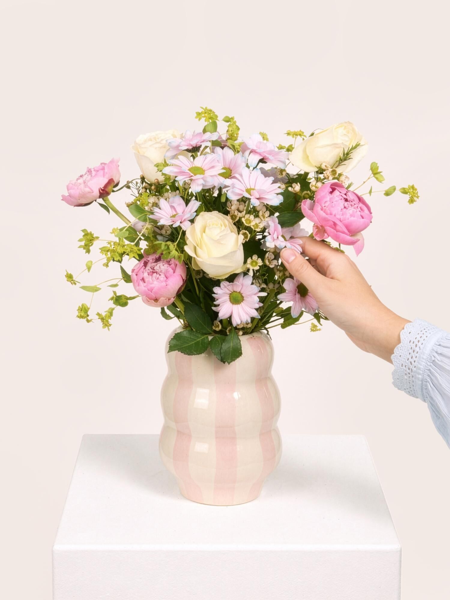 Blumenstrauß, rosa Vase, Pfingstrosen, Gänseblümchen, handgehaltene Anordnung