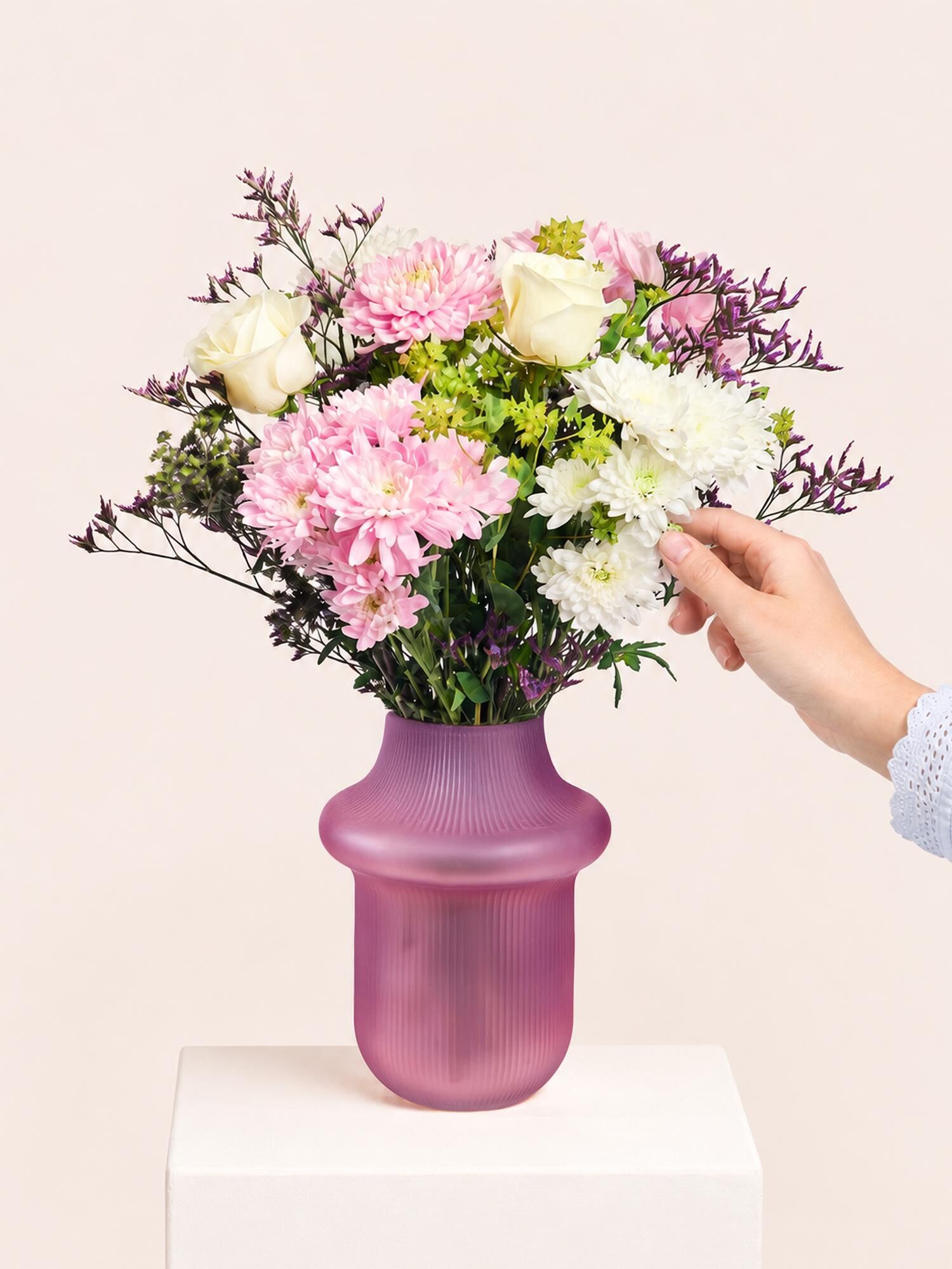 Blumenstrauß, Pink-weiße Blumen, Glasvase, Lila Vase, Hand beim Arrangieren