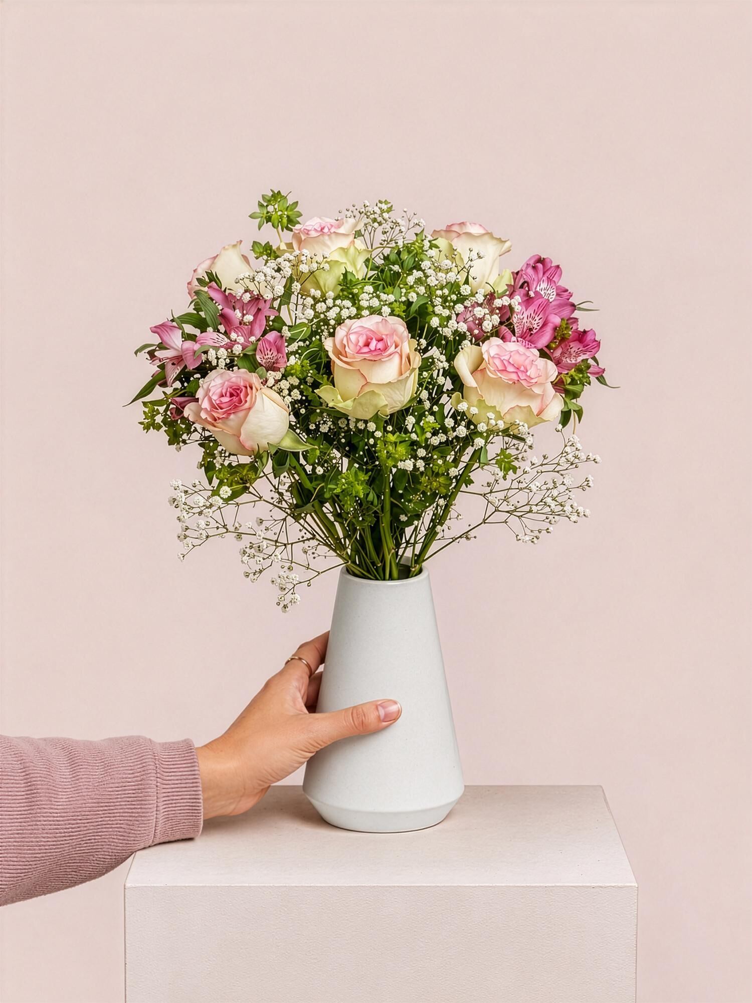 Blumenstrauß, gelbe Rosen, Vase, in Hand gehaltene Anordnung, bunte Blüten, Blumenstrauß, rosa Rosen, Schleierkraut, Vase, Handgriff