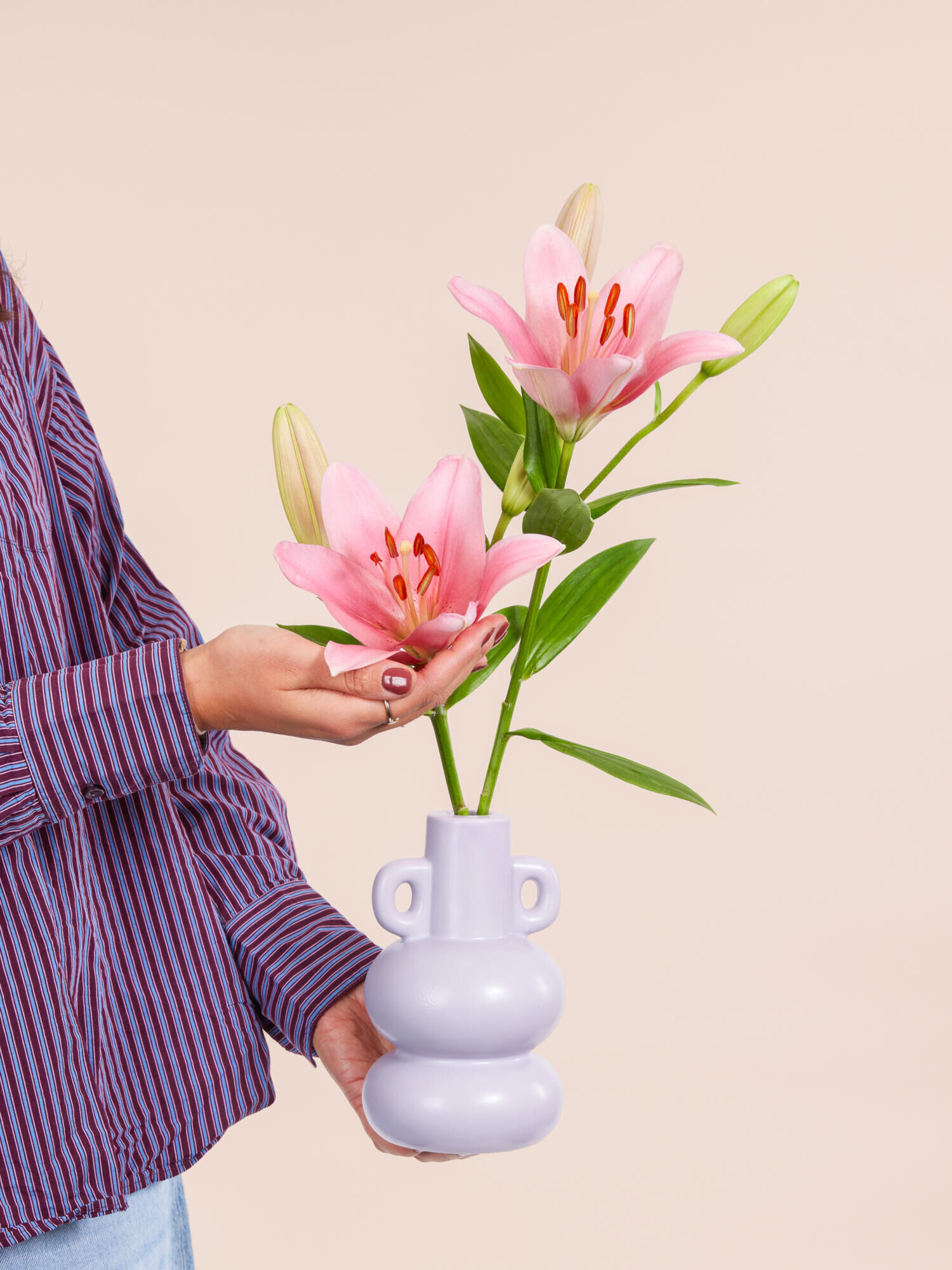 Dekorative Vase, Fliederfarbene Keramik, Vase mit Henkeln, Rosa Lilien