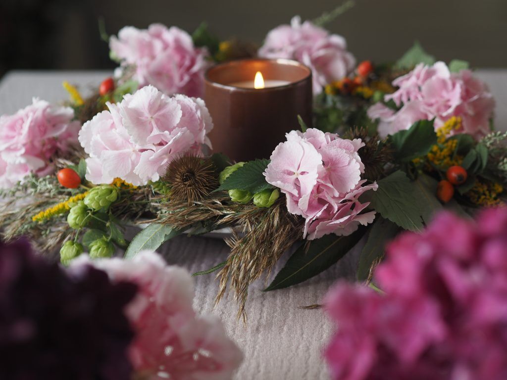 fertiger Kranz mit Kerze