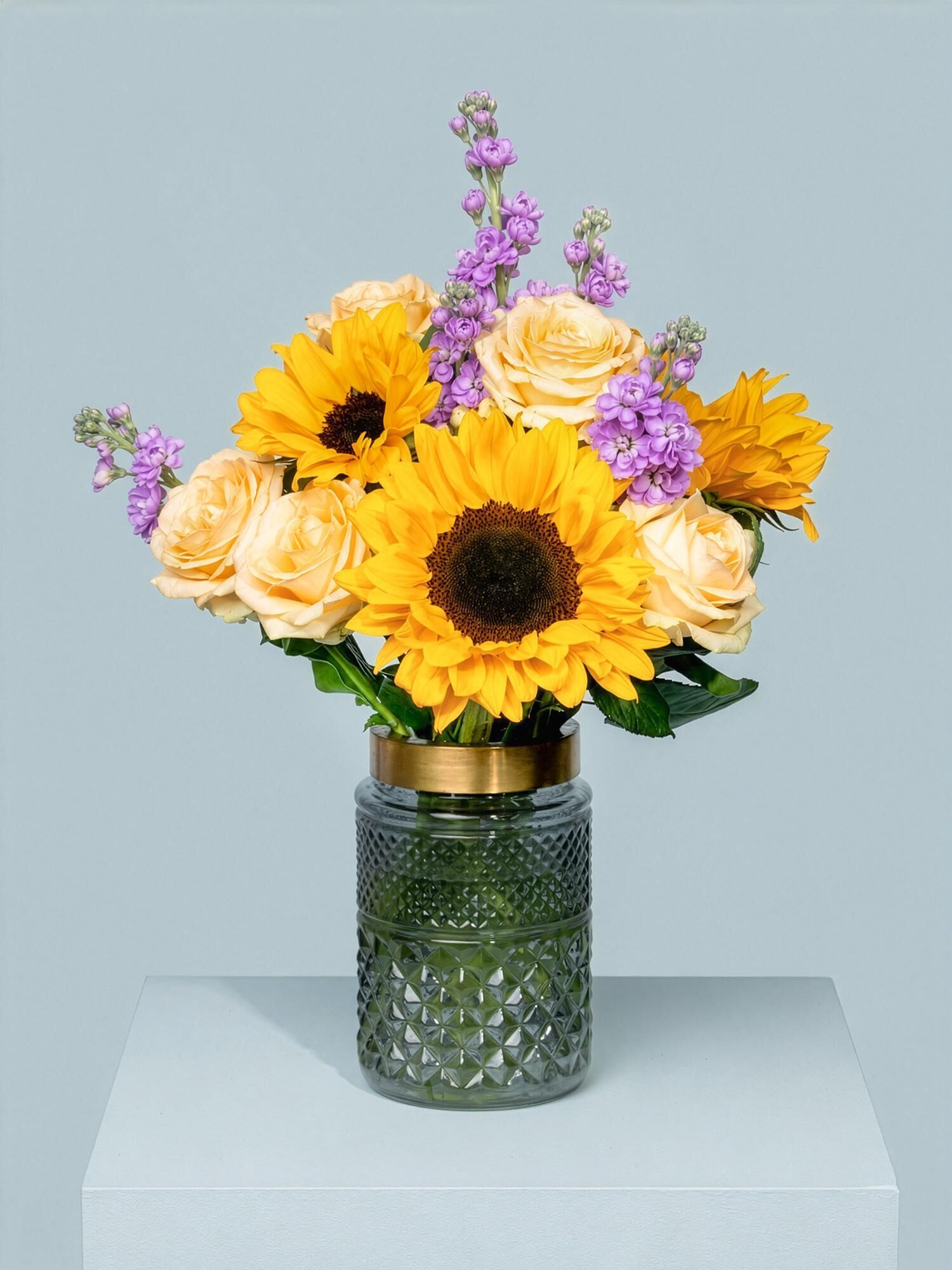 sonnenblumen, Blumenstrauß, Glasvase, cremefarbene Rosen, lila Akzent