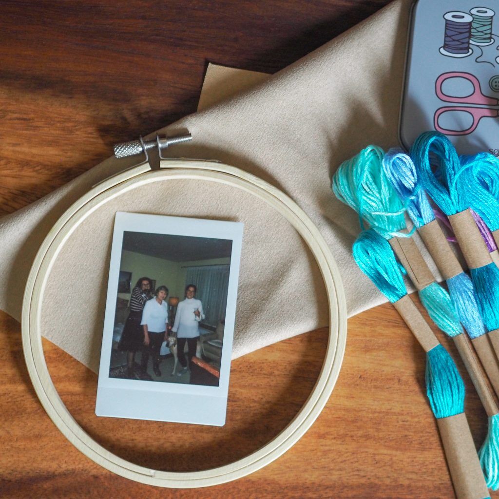 Polaroid-Foto auf Stickrahmen mit buntem Nähgarn vom Bloomy Days Onlineshop für Blumen